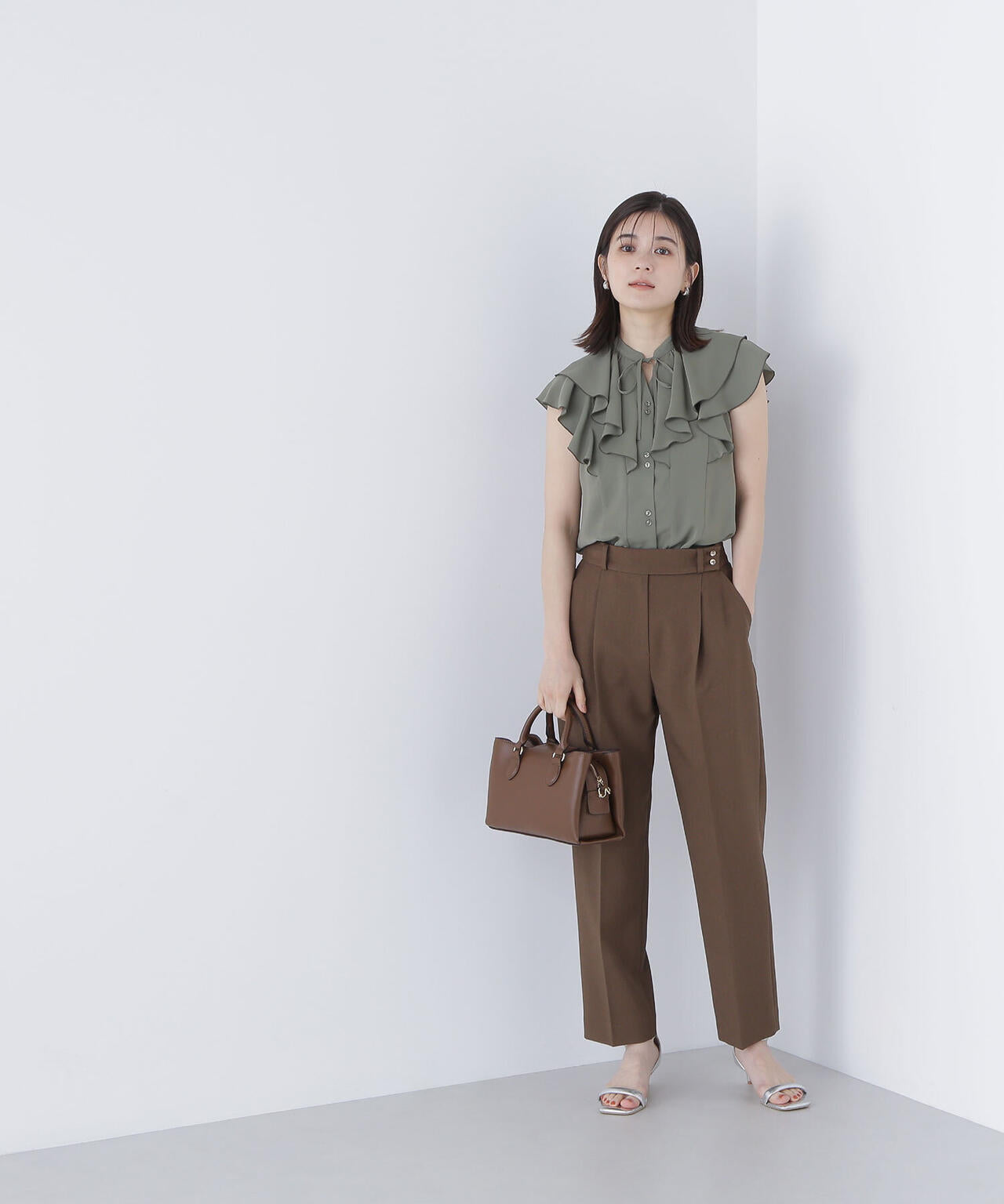 ラッフルショートスリーブブラウス　　　　　　　