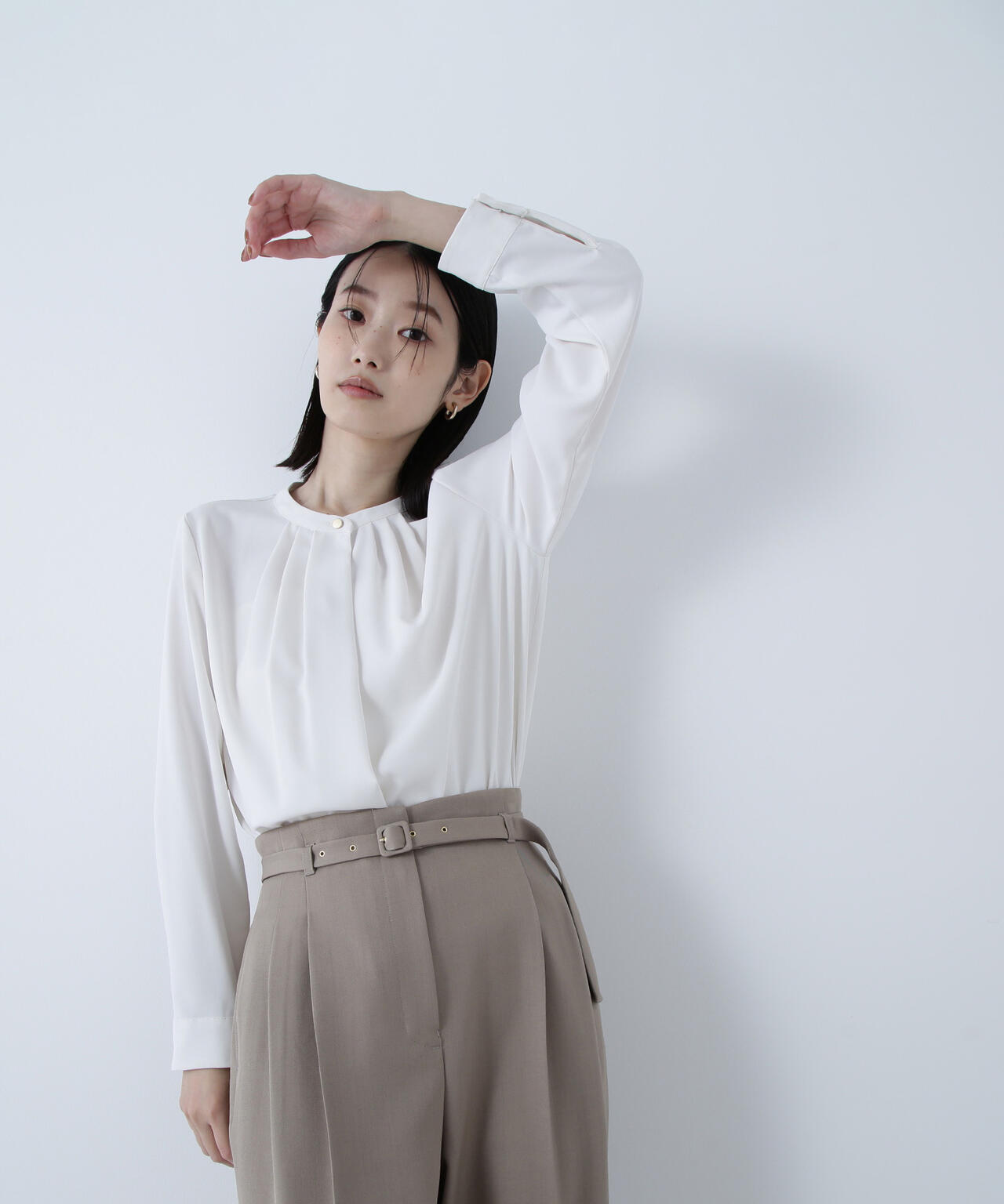 フロントタックブラウス
