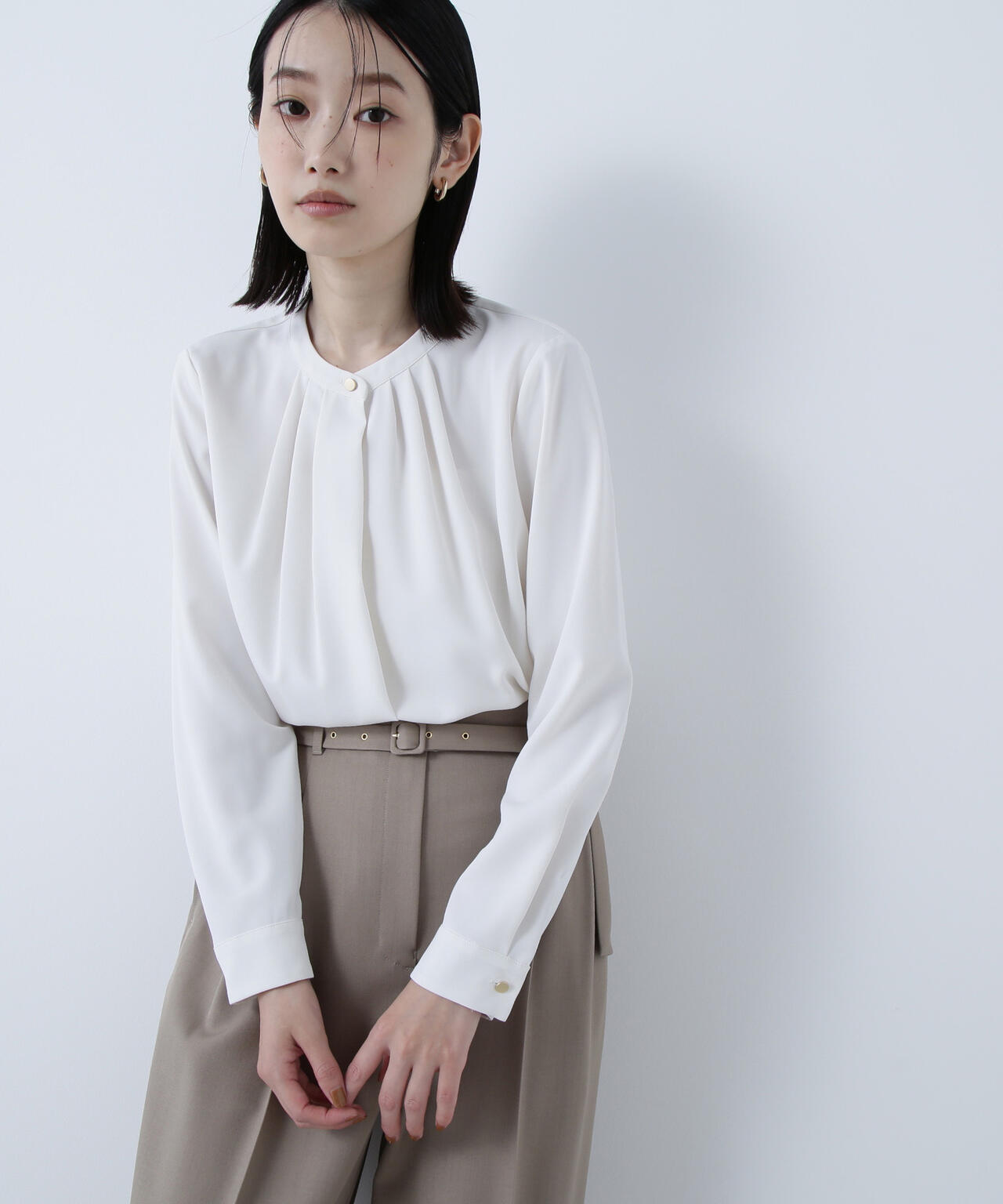 フロントタックブラウス