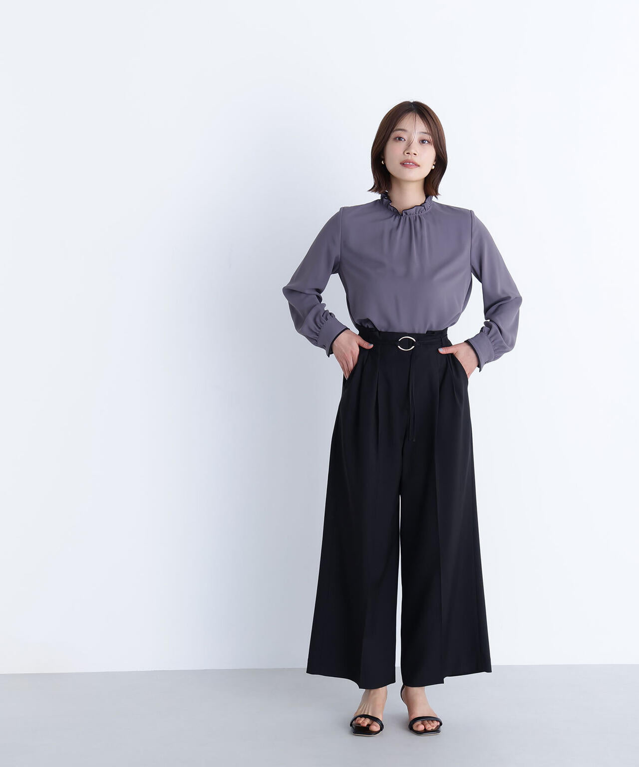 バイカラーフリルネックブラウス