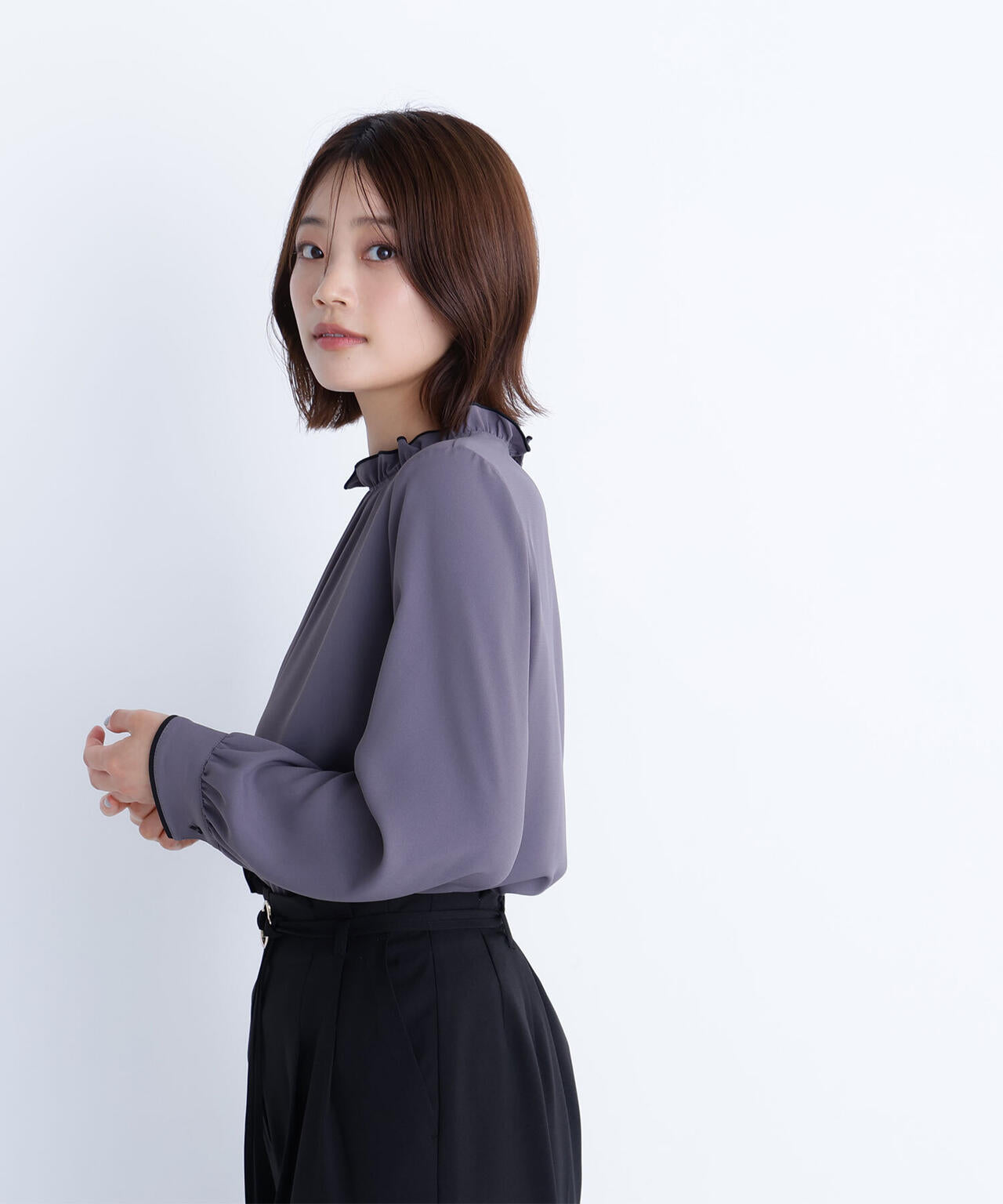 バイカラーフリルネックブラウス