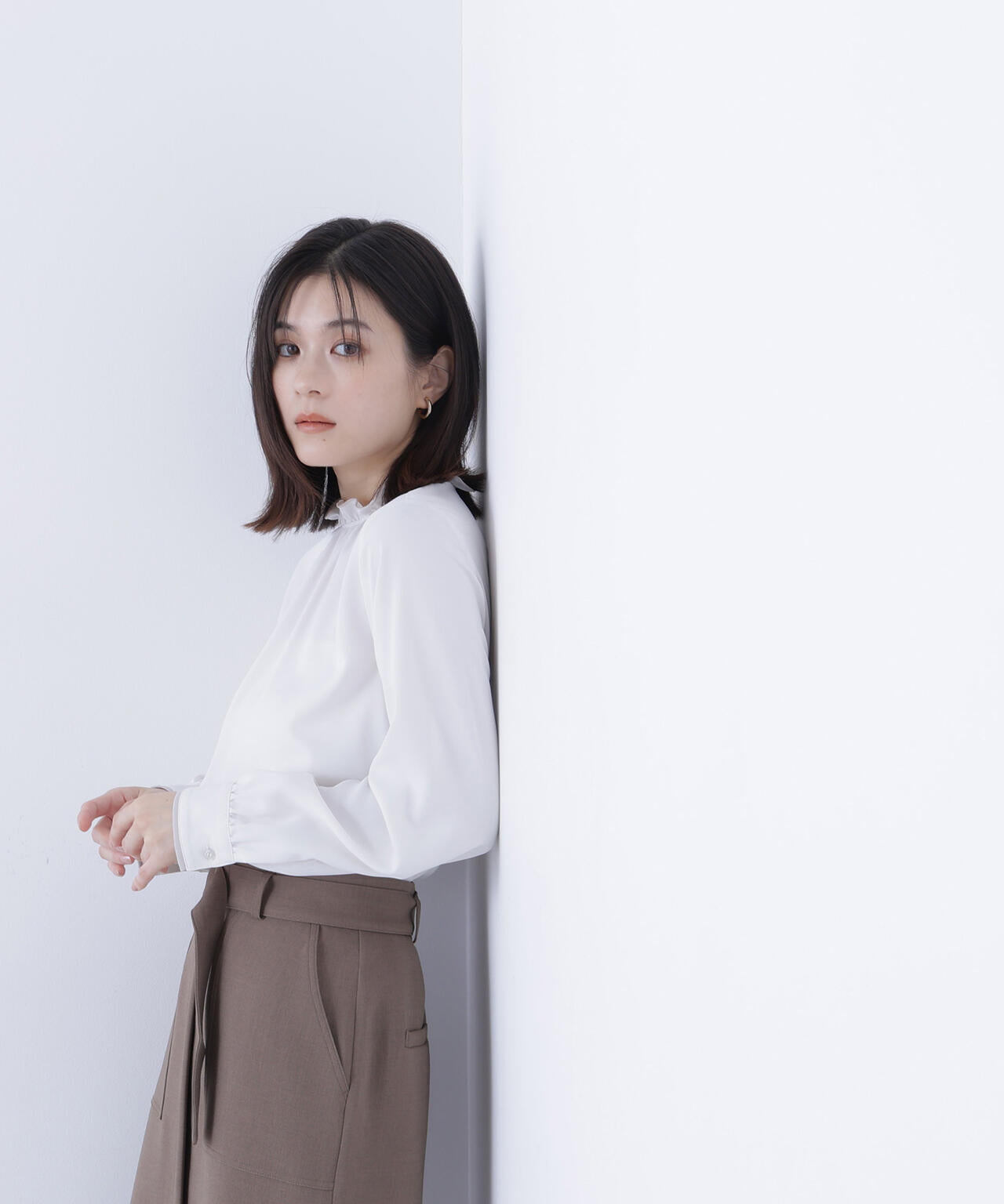 バイカラーフリルネックブラウス