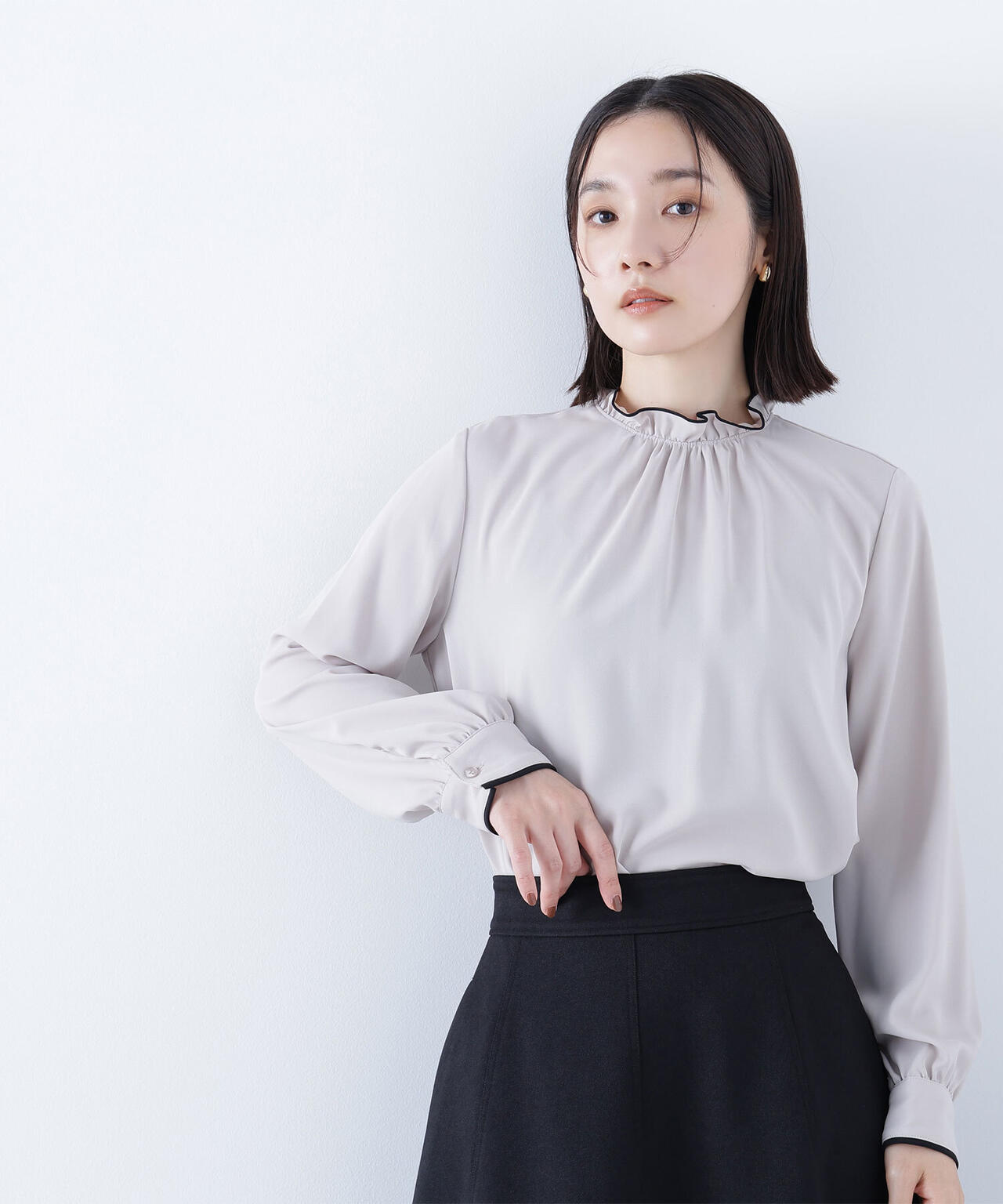 バイカラーフリルネックブラウス