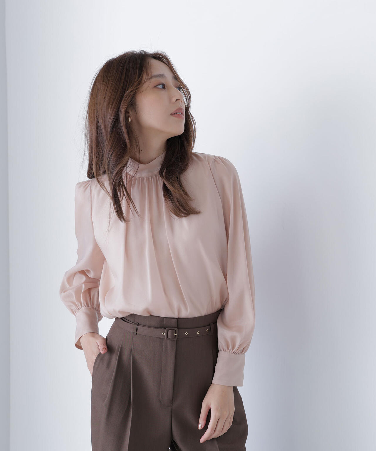 ハイネックボリュームシアーブラウス