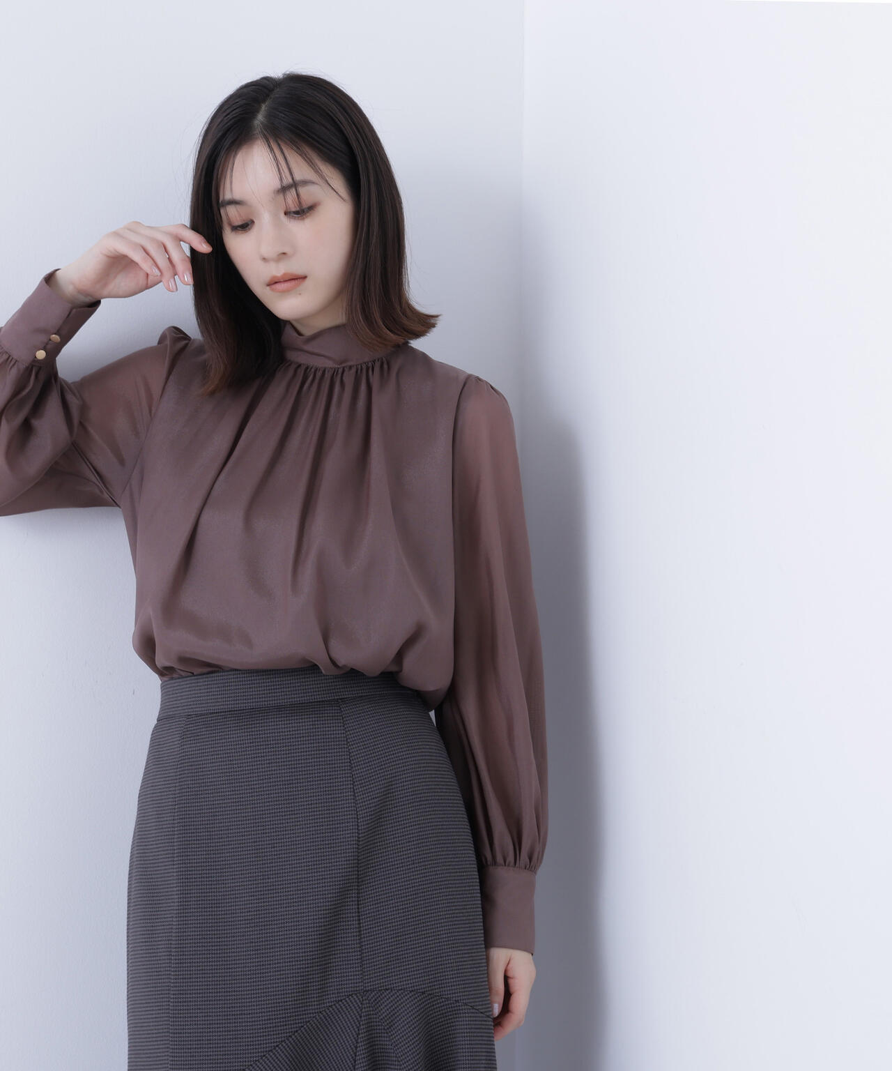 ハイネックボリュームシアーブラウス