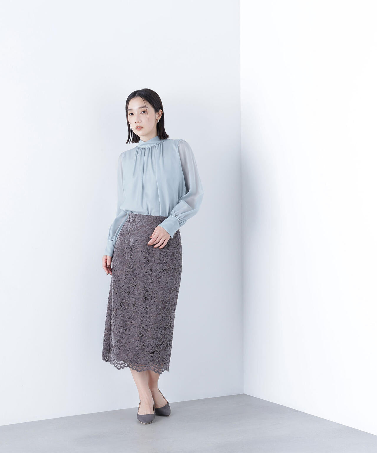 ハイネックボリュームシアーブラウス