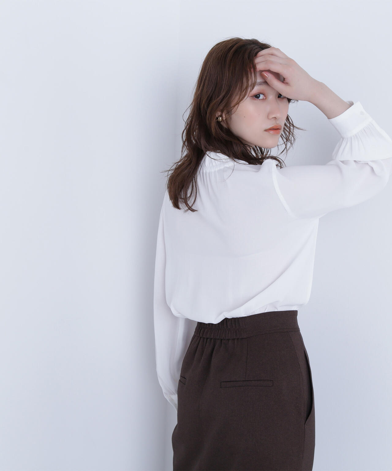 フリルネックリボンブラウス