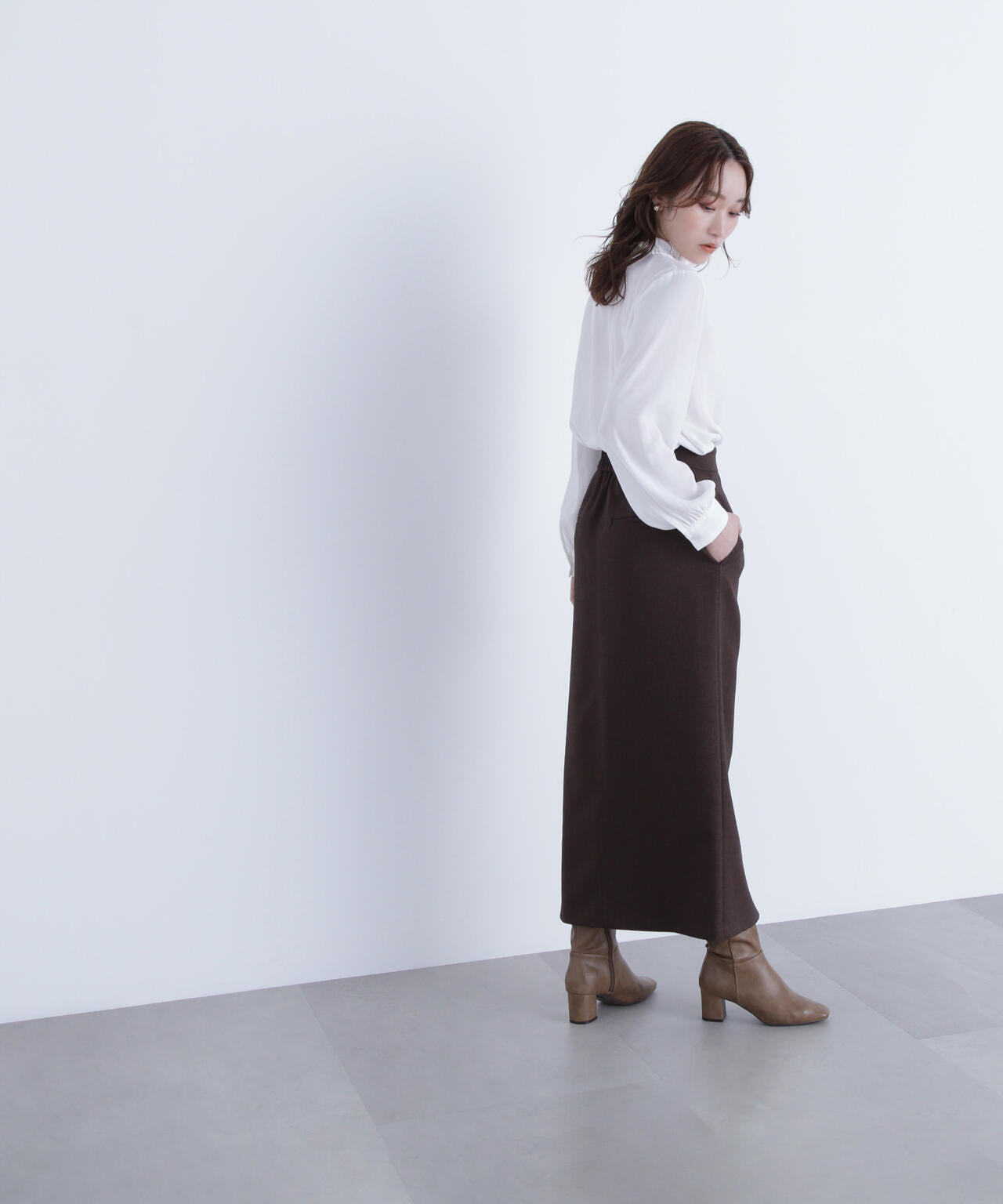 フリルネックリボンブラウス