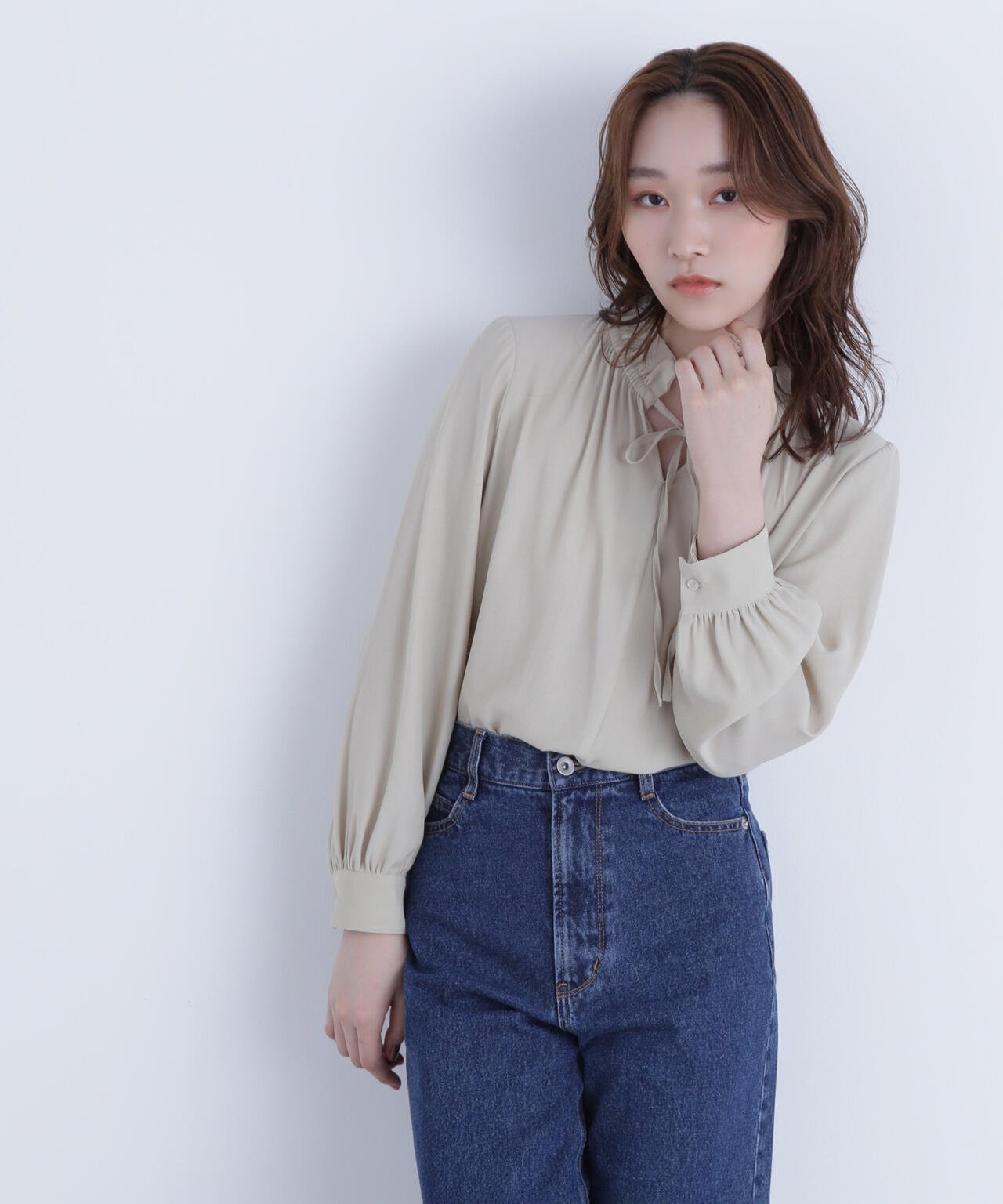 フリルネックリボンブラウス