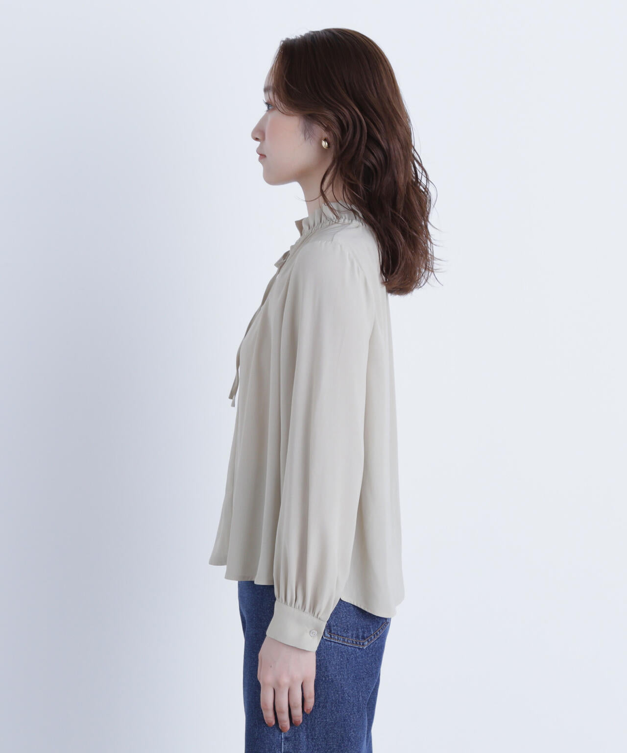 フリルネックリボンブラウス