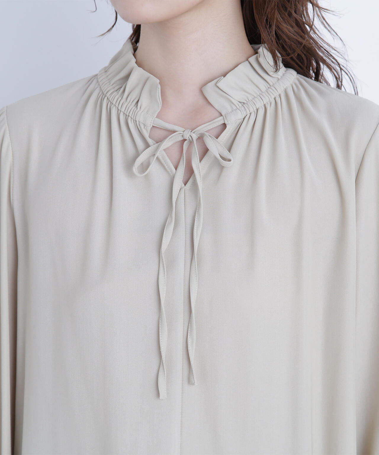 フリルネックリボンブラウス