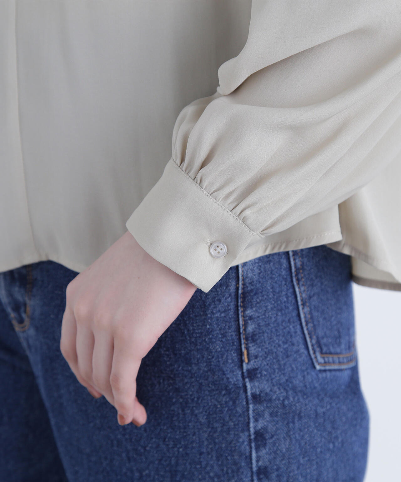 フリルネックリボンブラウス