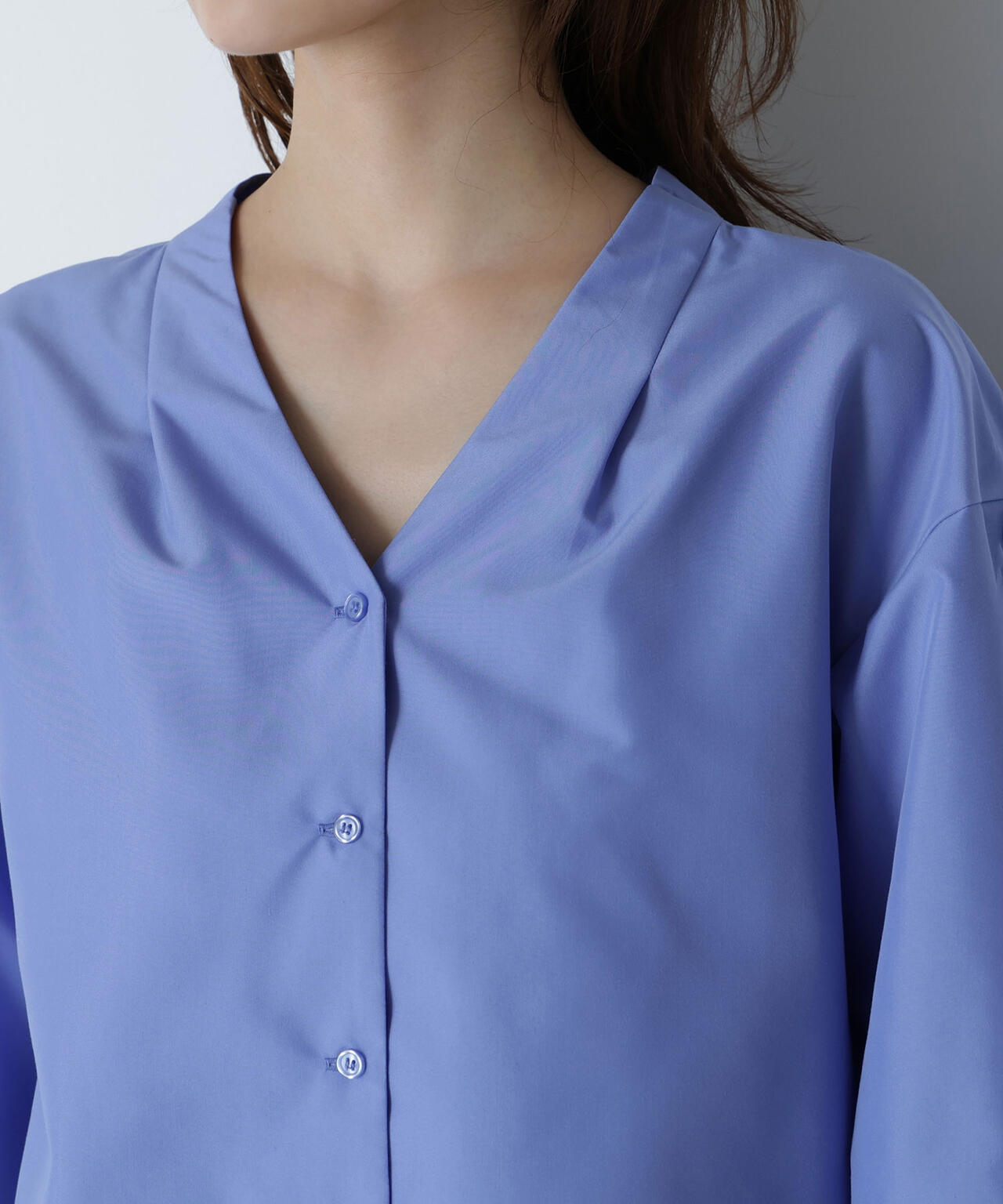 Vネックフォルムブラウス