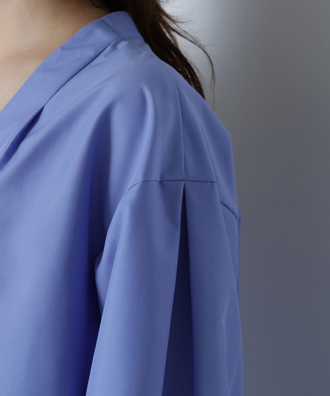 Vネックフォルムブラウス