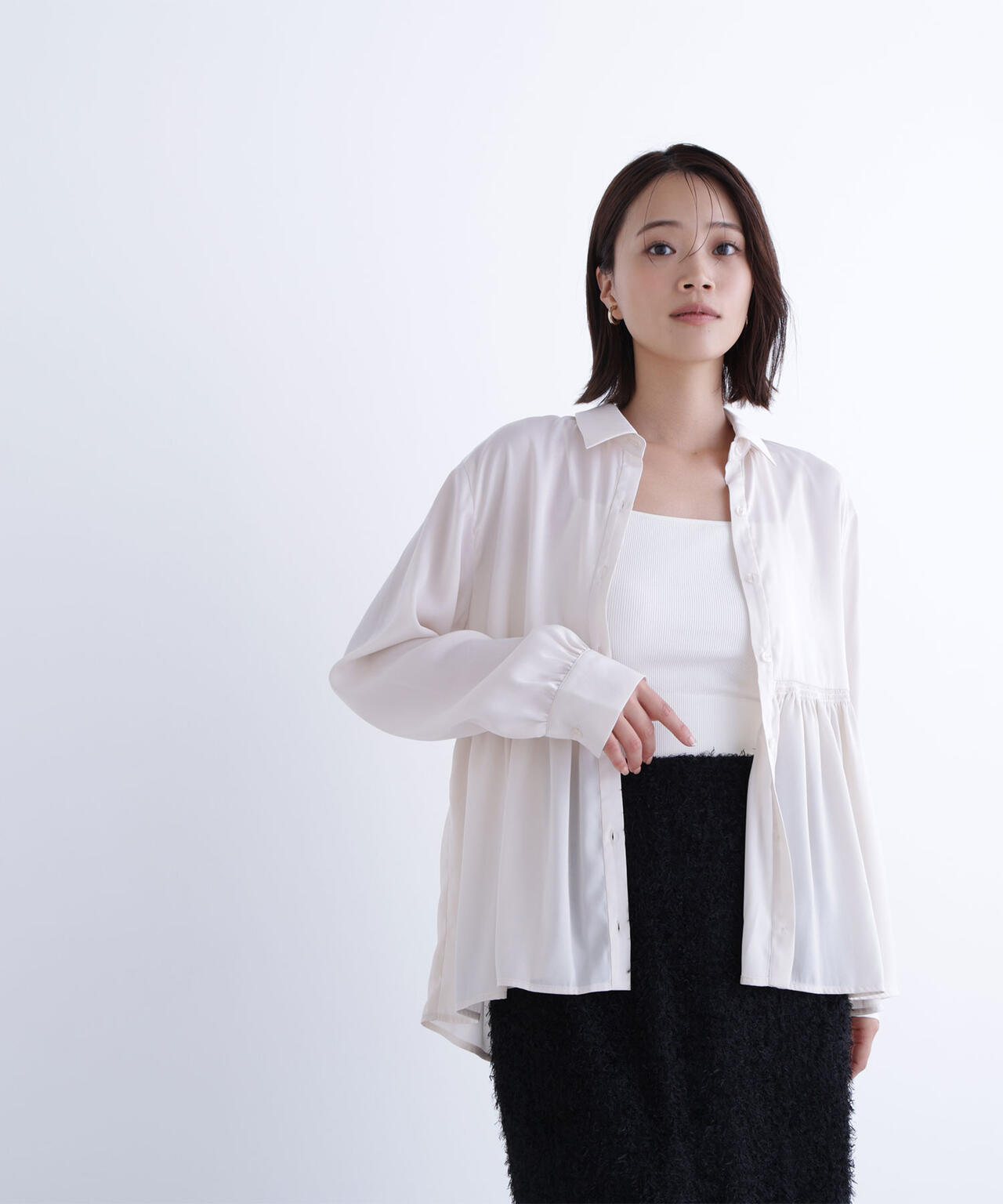 サテンペプラムブラウス