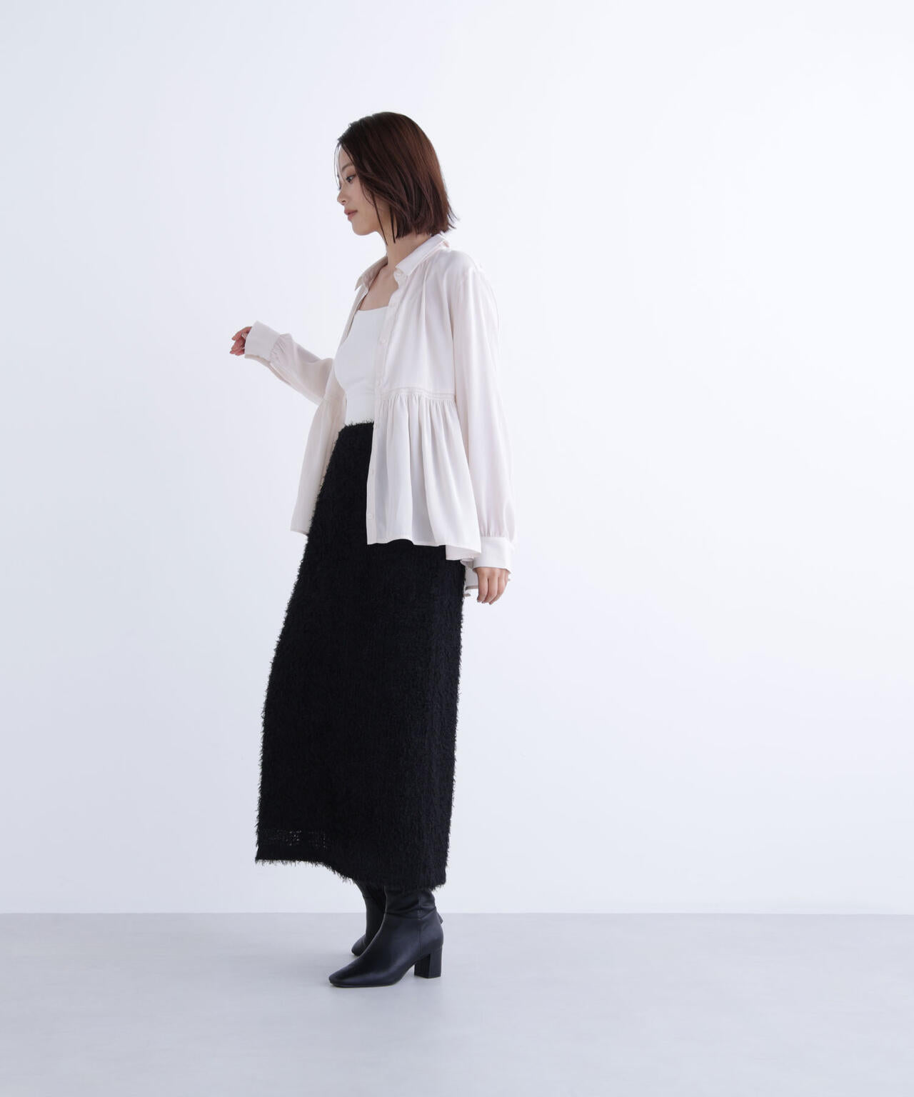 サテンペプラムブラウス