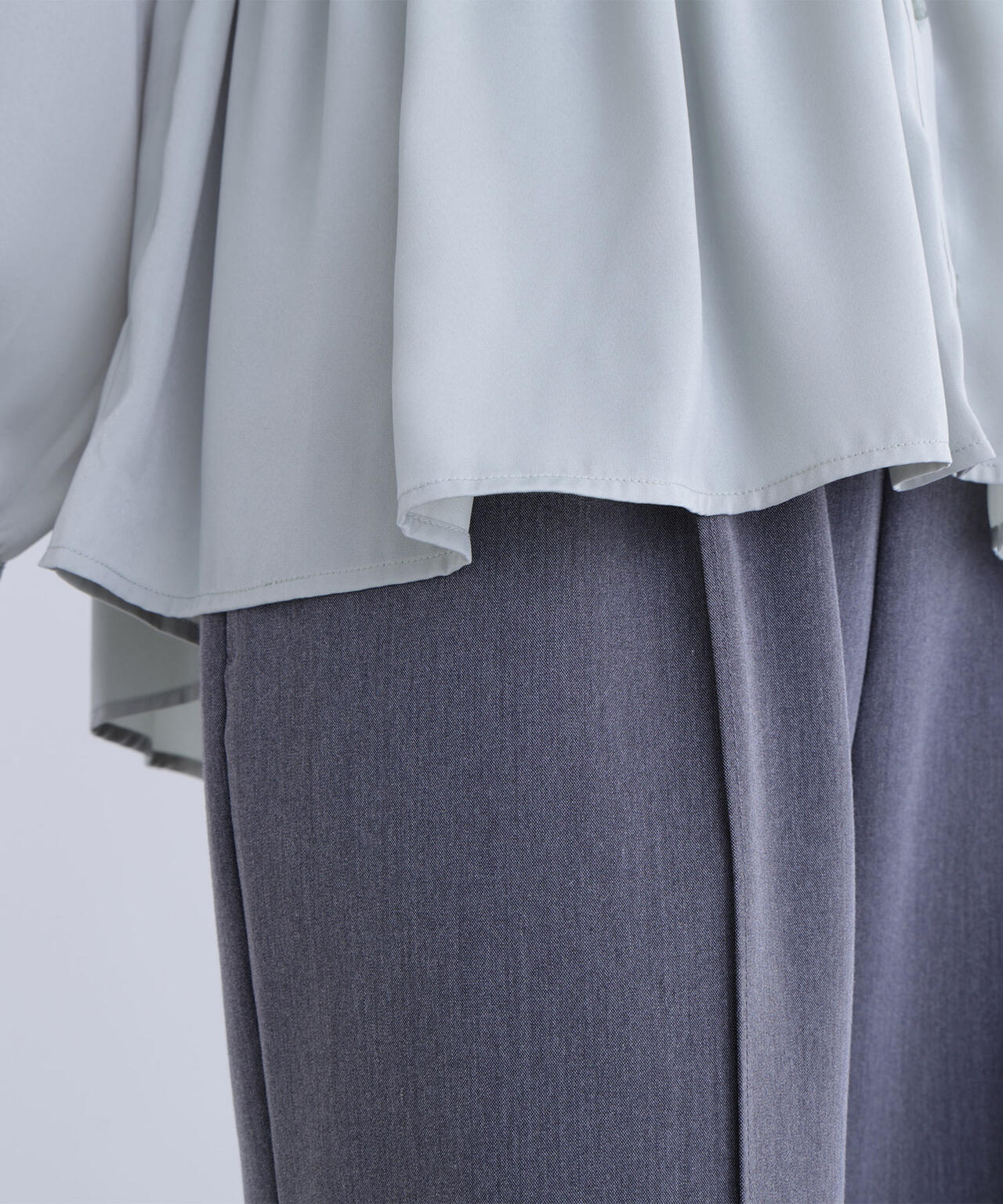 サテンペプラムブラウス