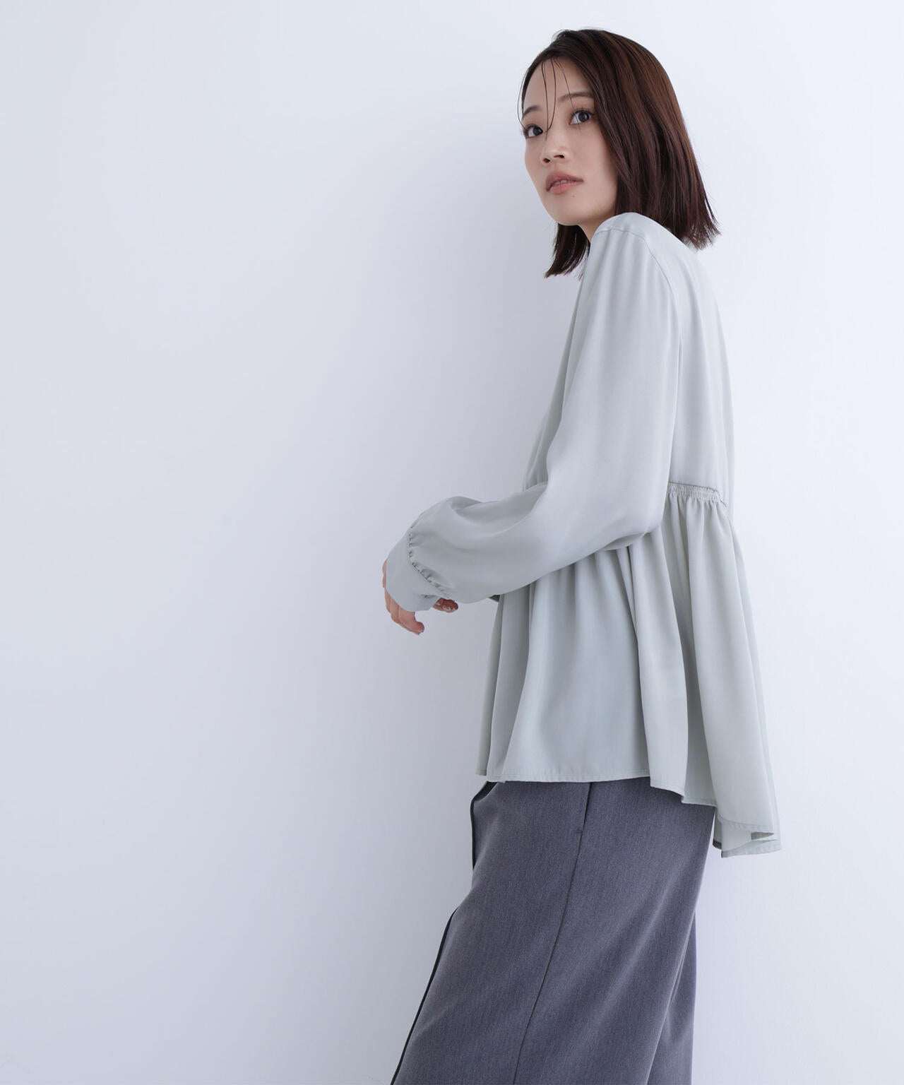 サテンペプラムブラウス