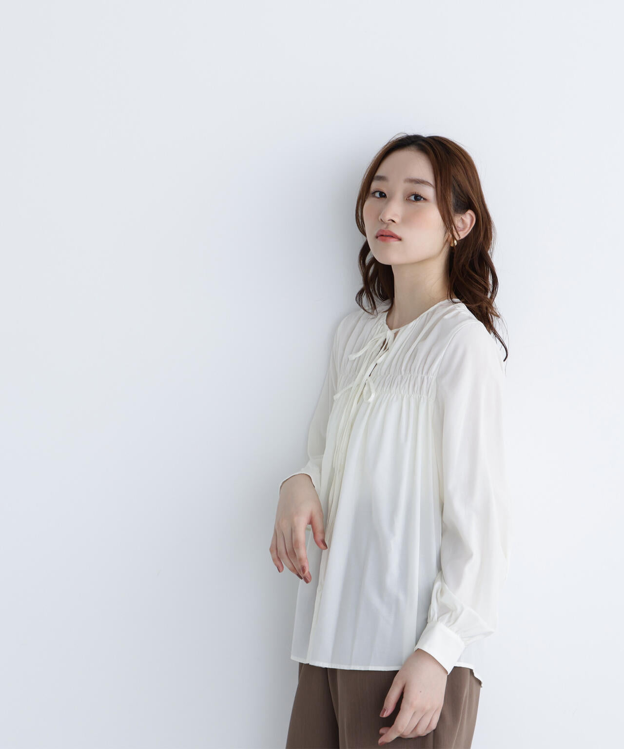 OUR 柔らかな透け感、リボンギャザーブラウス 柔らかな透け感、リボンギャザーブラウス – OURHOME