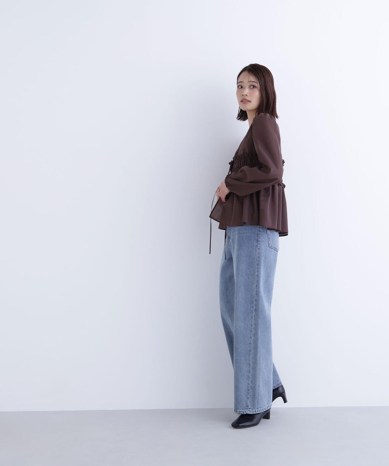 Vネックシャーリングペプラムブラウス