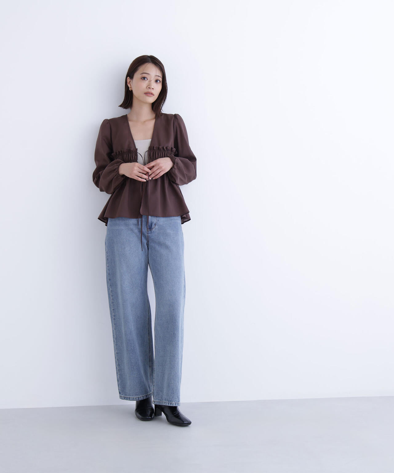 Vネックシャーリングペプラムブラウス