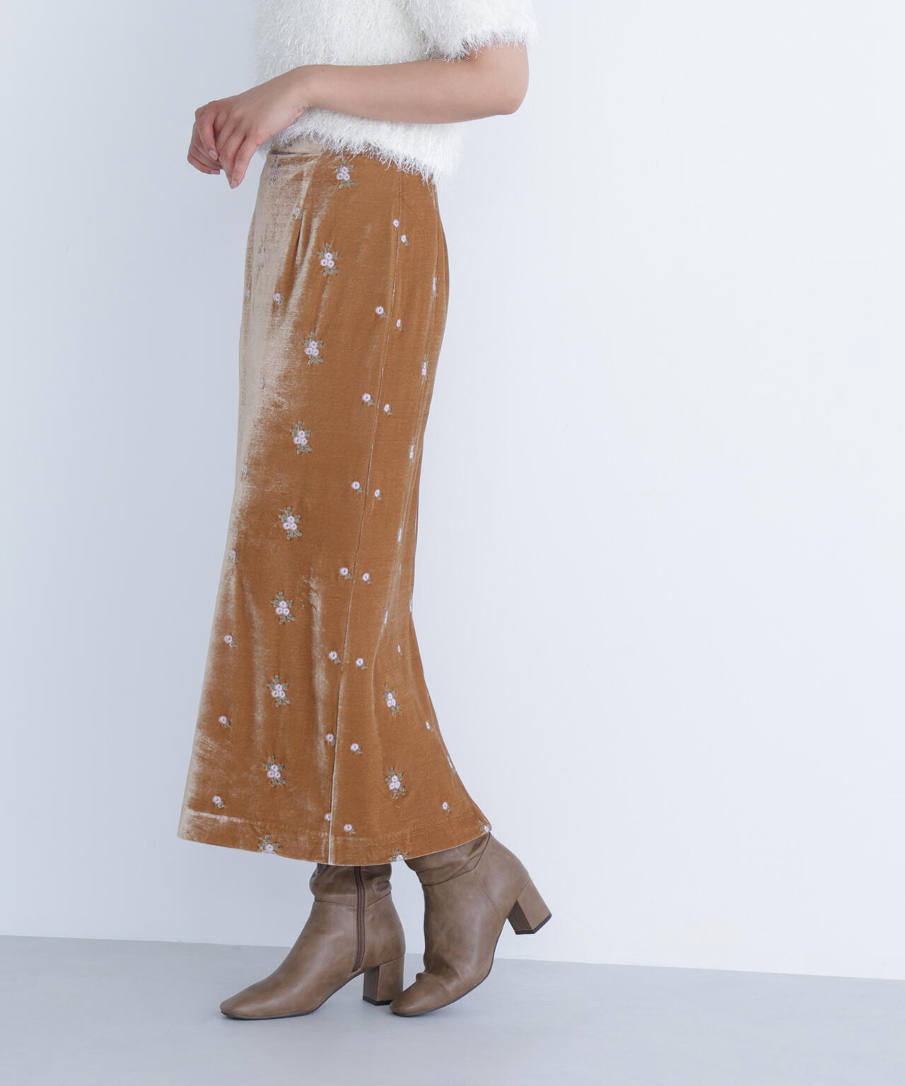 BLANC】フラワー刺繍ベロアスカート | NATURAL BEAUTY BASIC