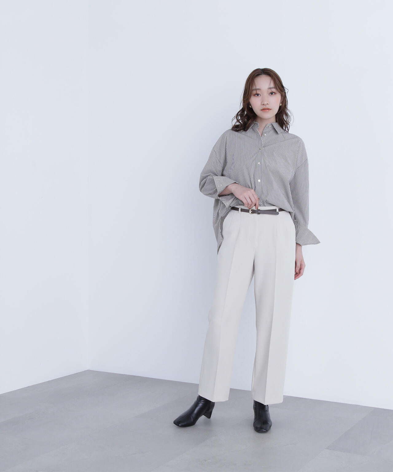 ＜骨格ストレート＞ベルト付スリムストレートパンツ