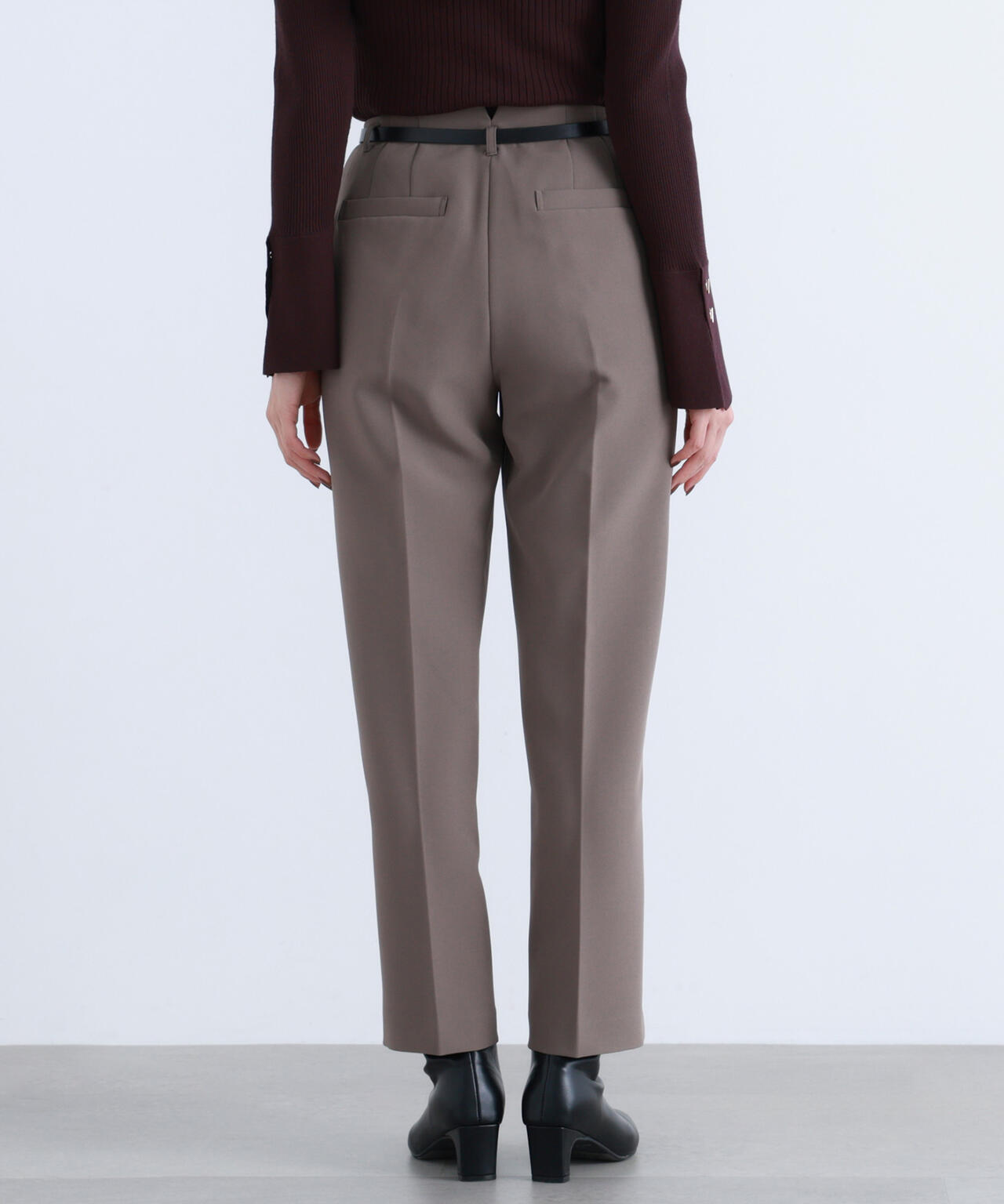 ＜骨格ストレート＞ベルト付スリムストレートパンツ