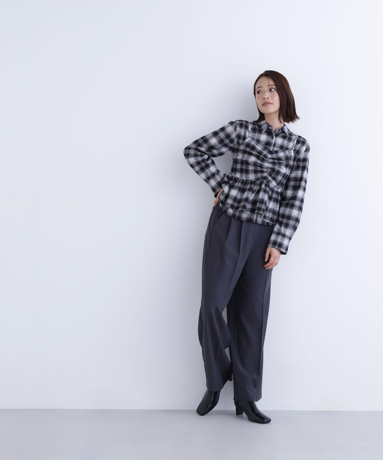 フェイクレザーベルテッドワイドパンツ