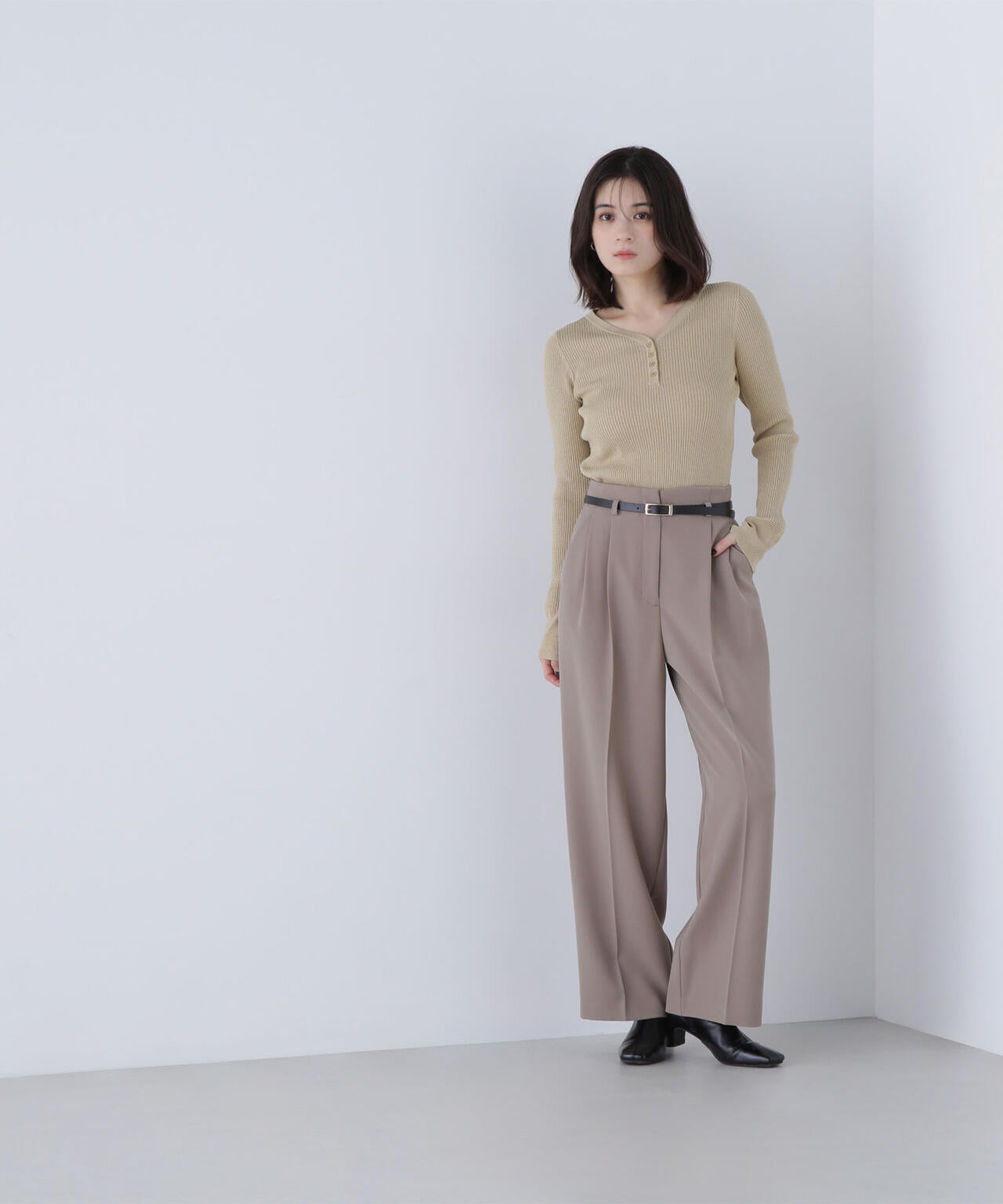 フェイクレザーベルテッドワイドパンツ