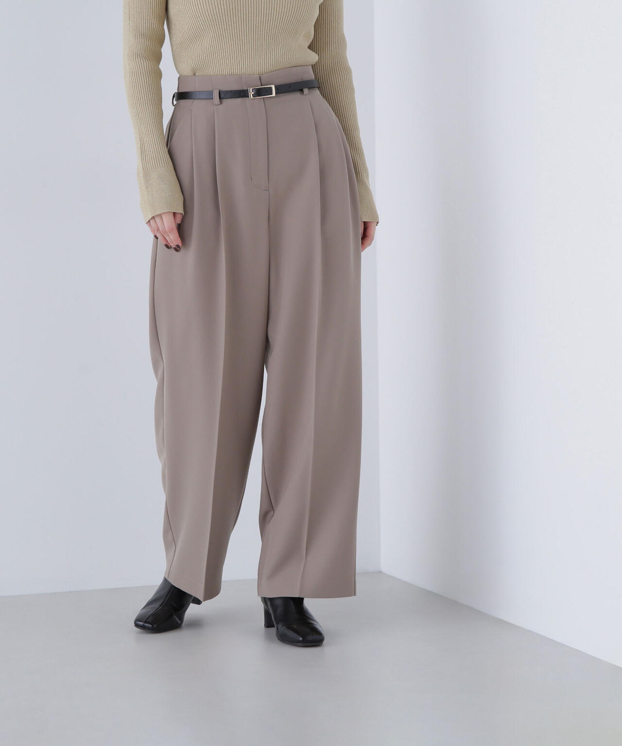 フェイクレザーベルテッドワイドパンツ