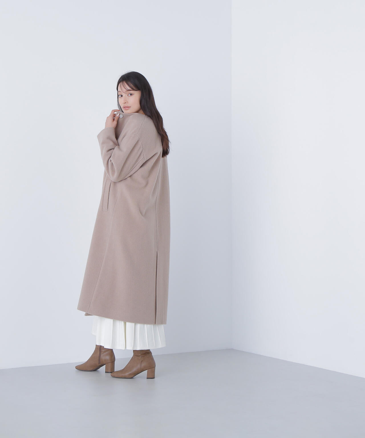 フォルムノーカラーロングコート