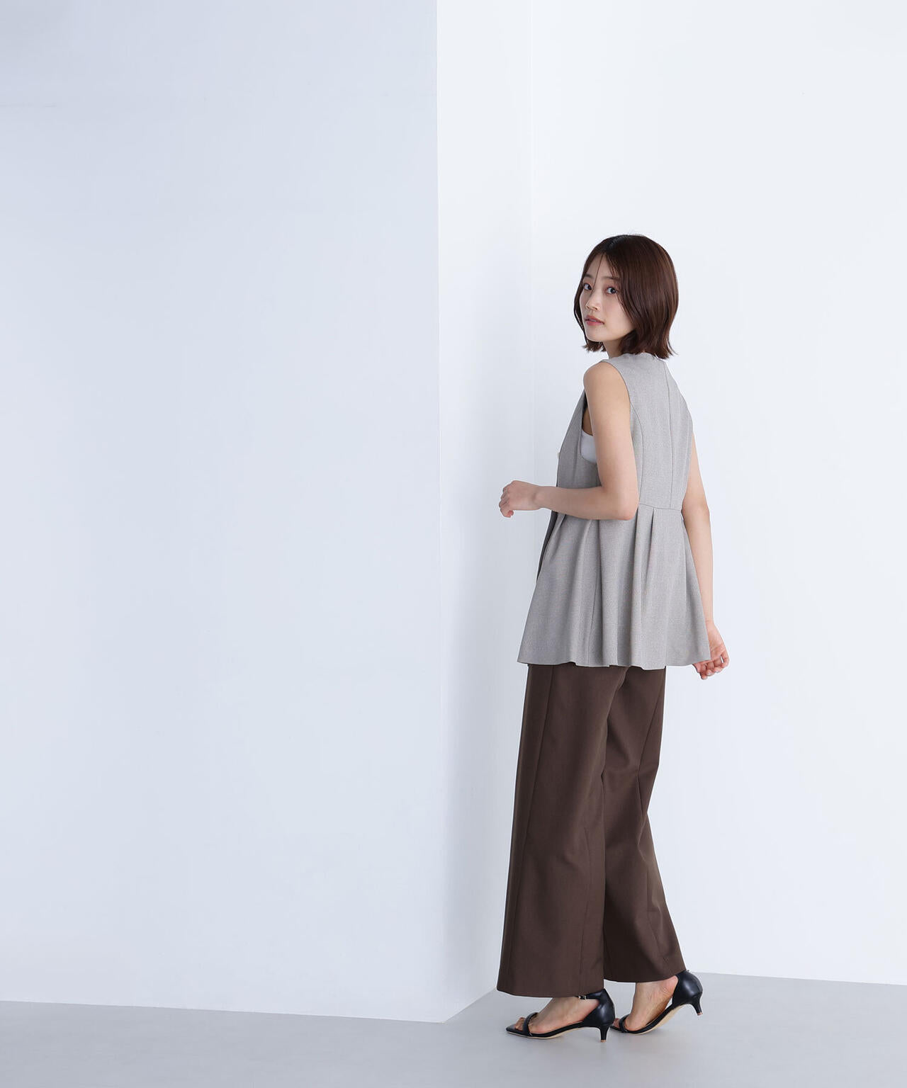 メタルボタンペプラムジレ