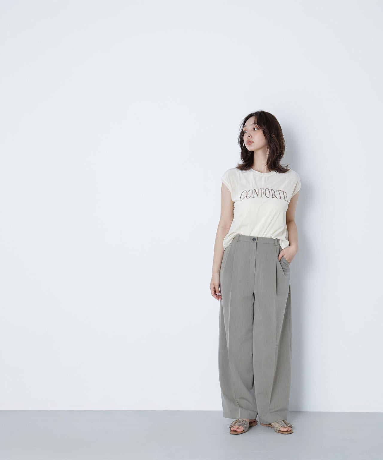 ベロアロゴ刺繍トップス