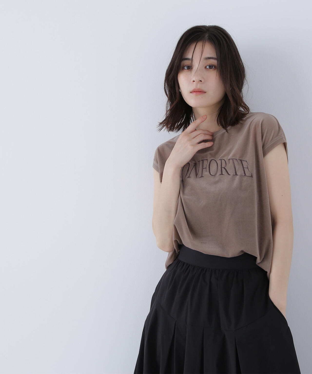 ベロアロゴ刺繍トップス