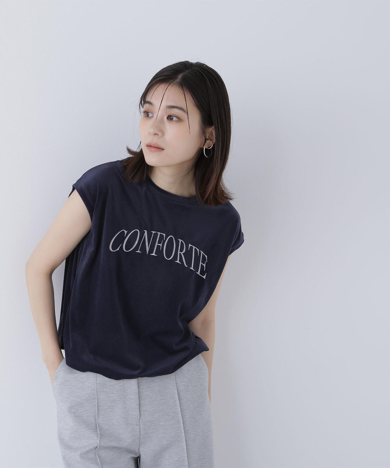 ベロアロゴ刺繍トップス