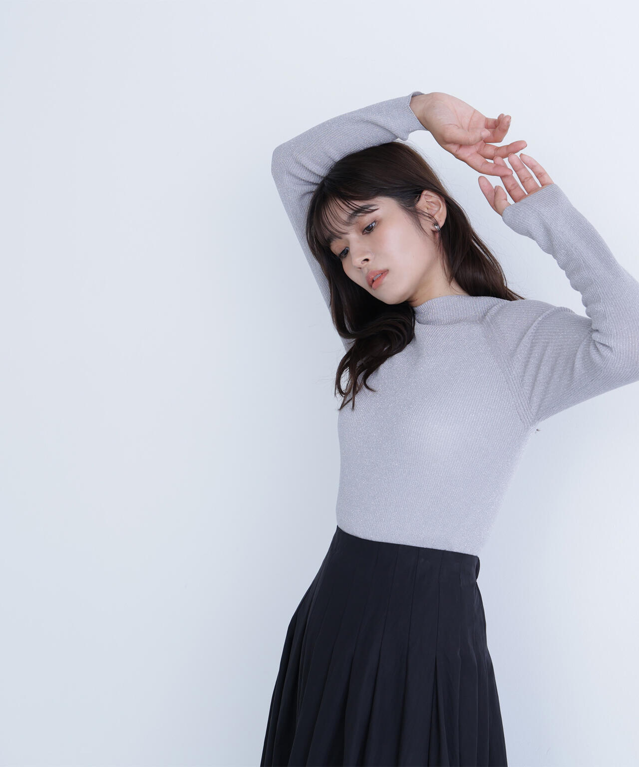 ハイネックラメリブニット