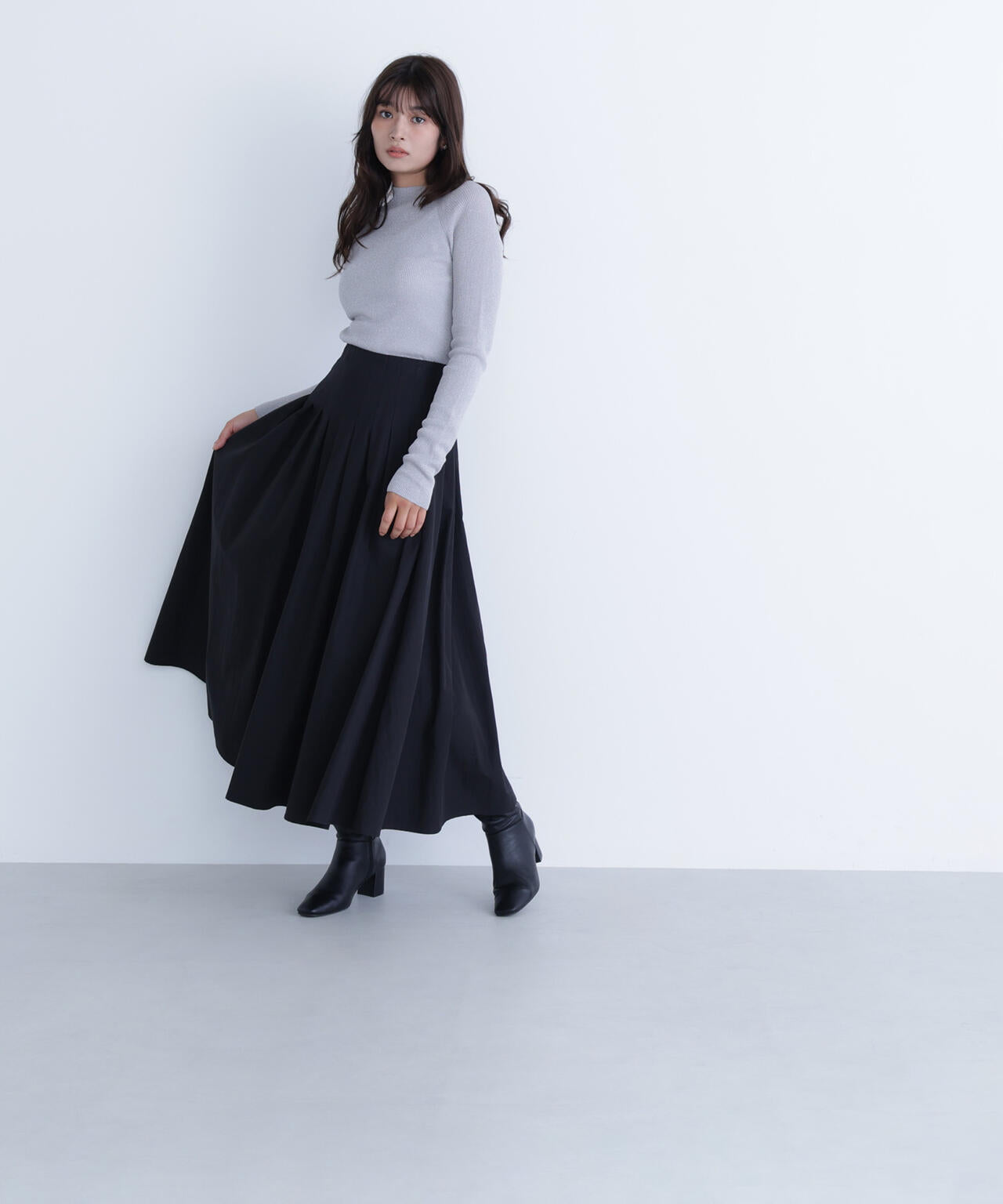 ハイネックラメリブニット