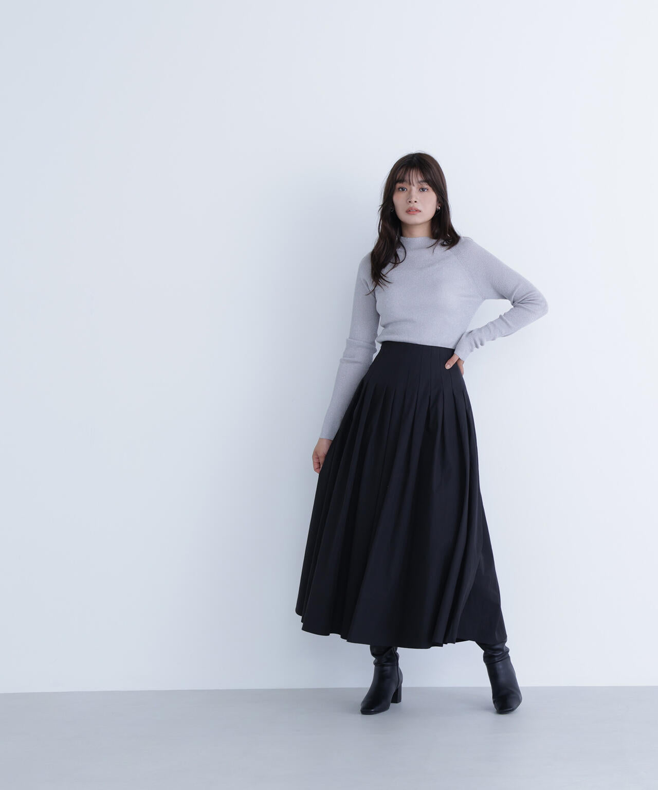 ハイネックラメリブニット