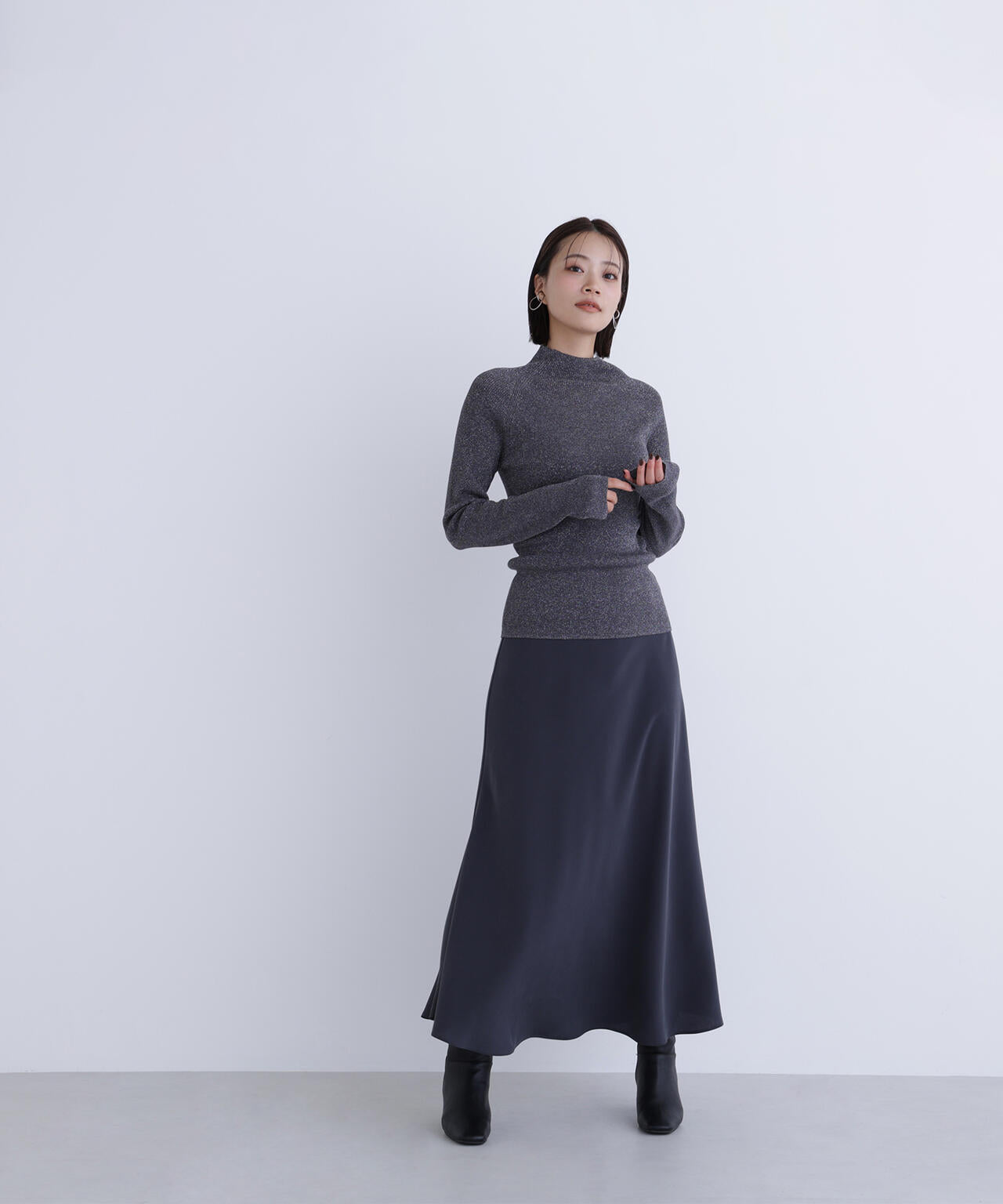 ハイネックラメリブニット