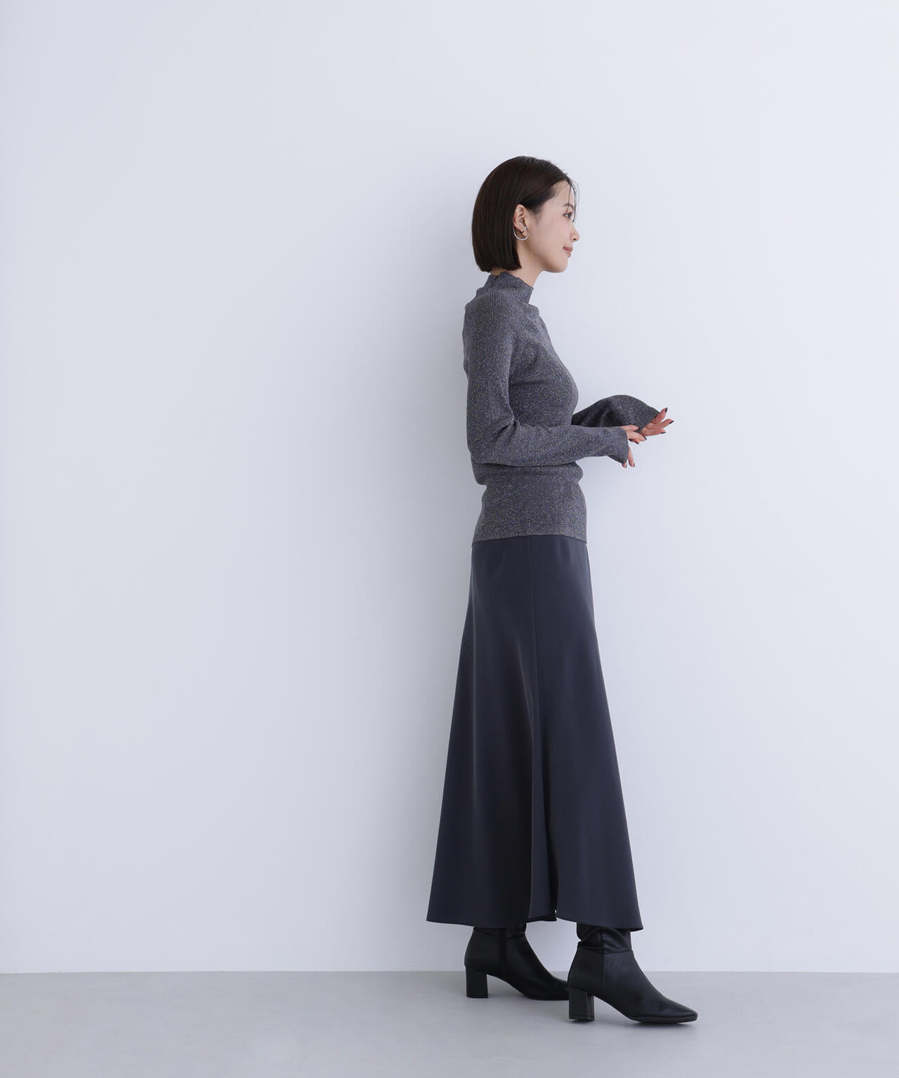 ハイネックラメリブニット