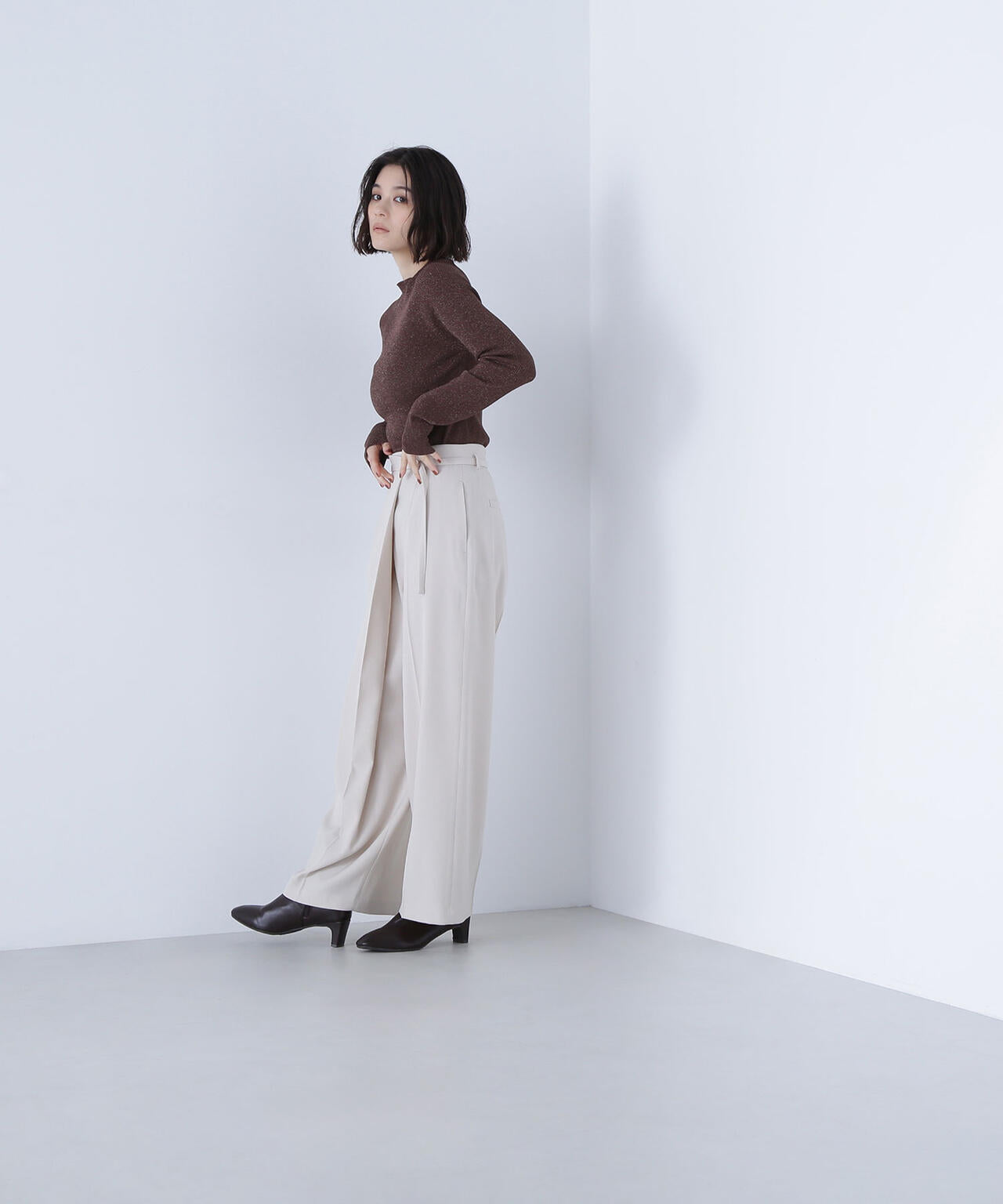 ハイネックラメリブニット