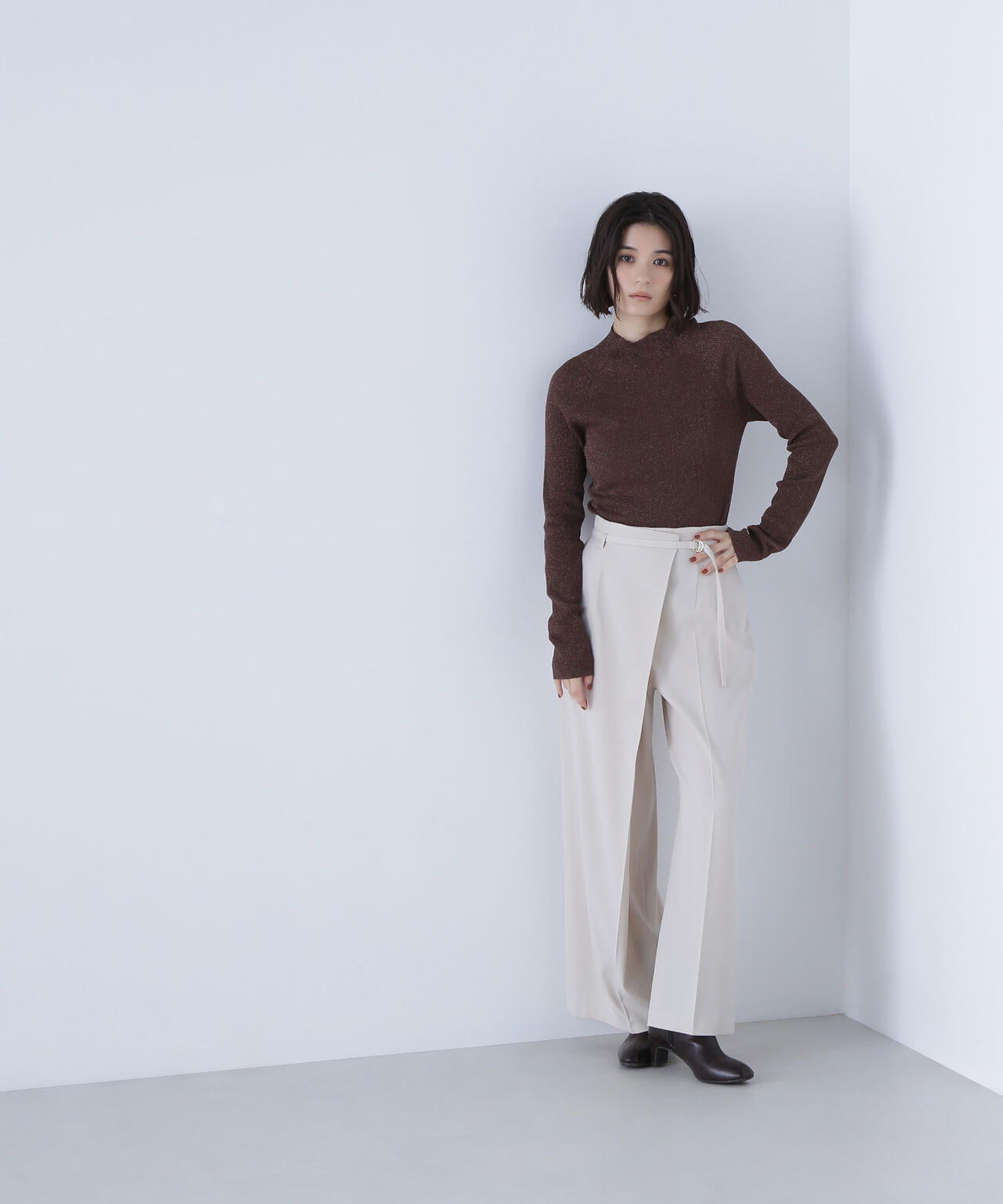 ハイネックラメリブニット