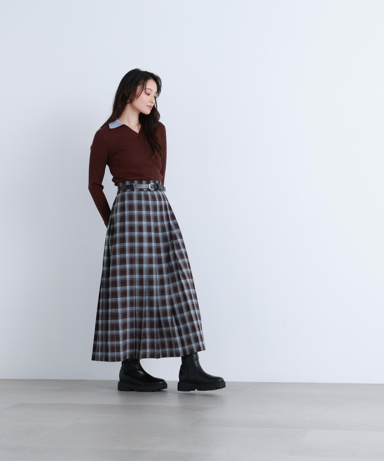 ダブルカラーVネックリブニット