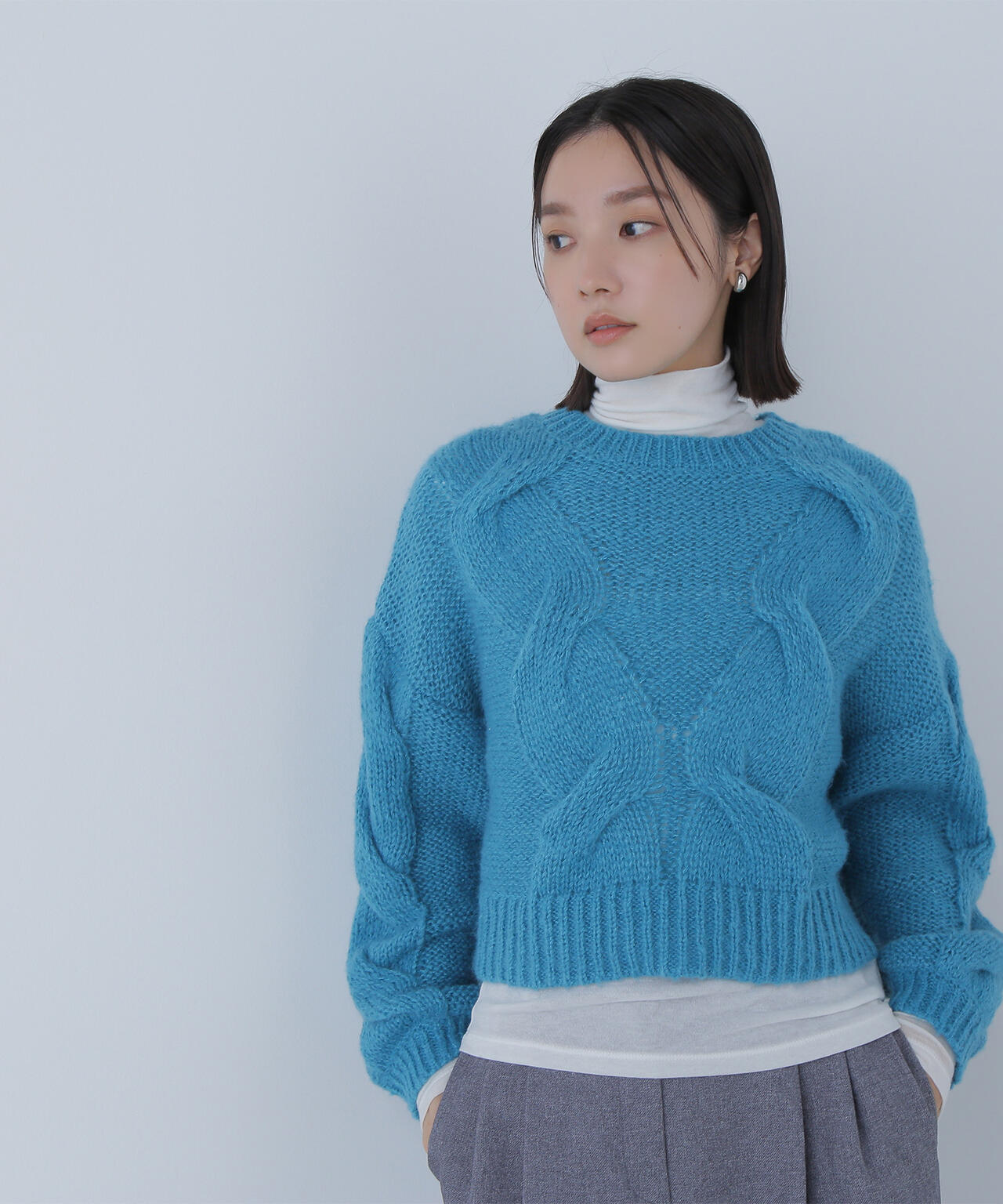 ライトブルー ケーブルニットセーター ピヌエ　新品未使用 Oggi掲載】クロップドビッグケーブルニット | NATURAL BEAUTY BASIC