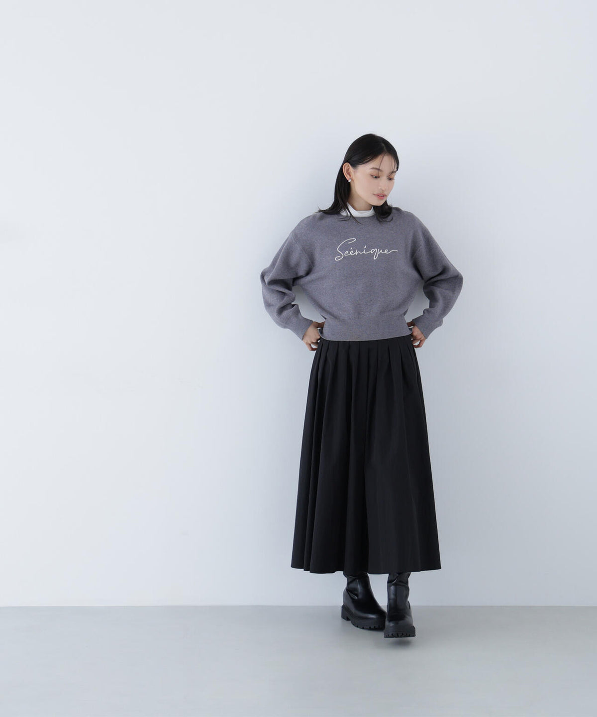 ロゴ刺繍ニット