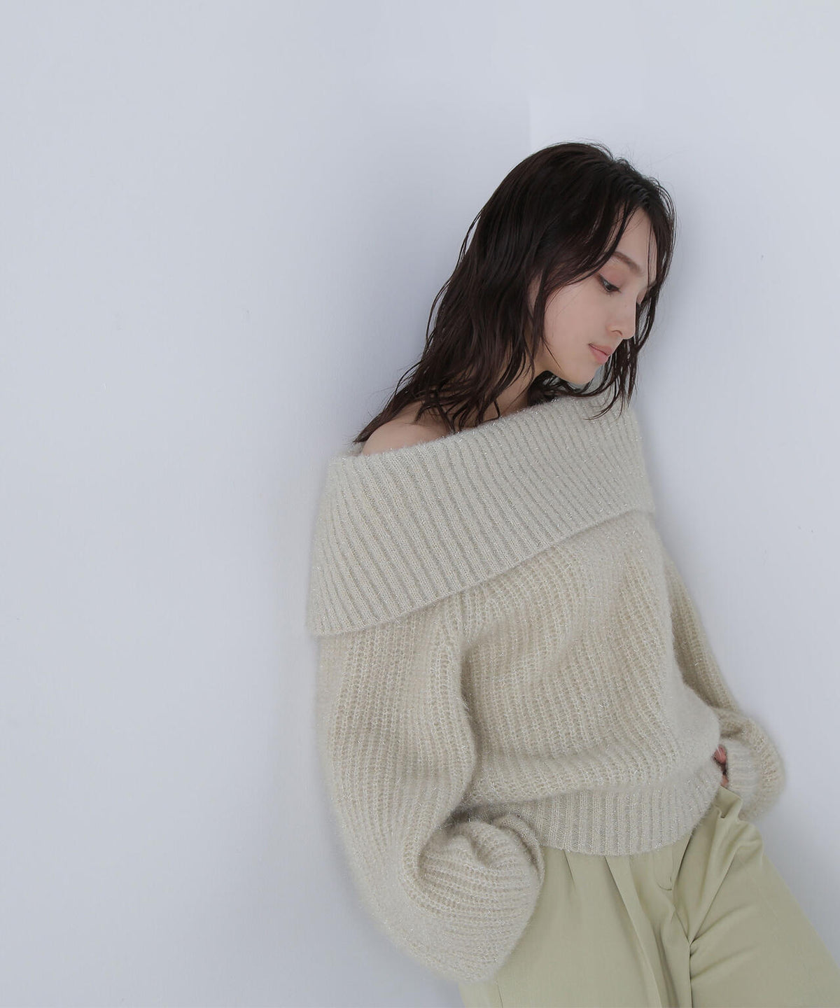 ヘアリーラメオフショルニット