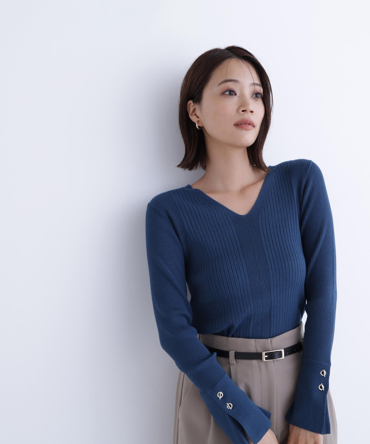 Vネックハトメスリーブリブニット