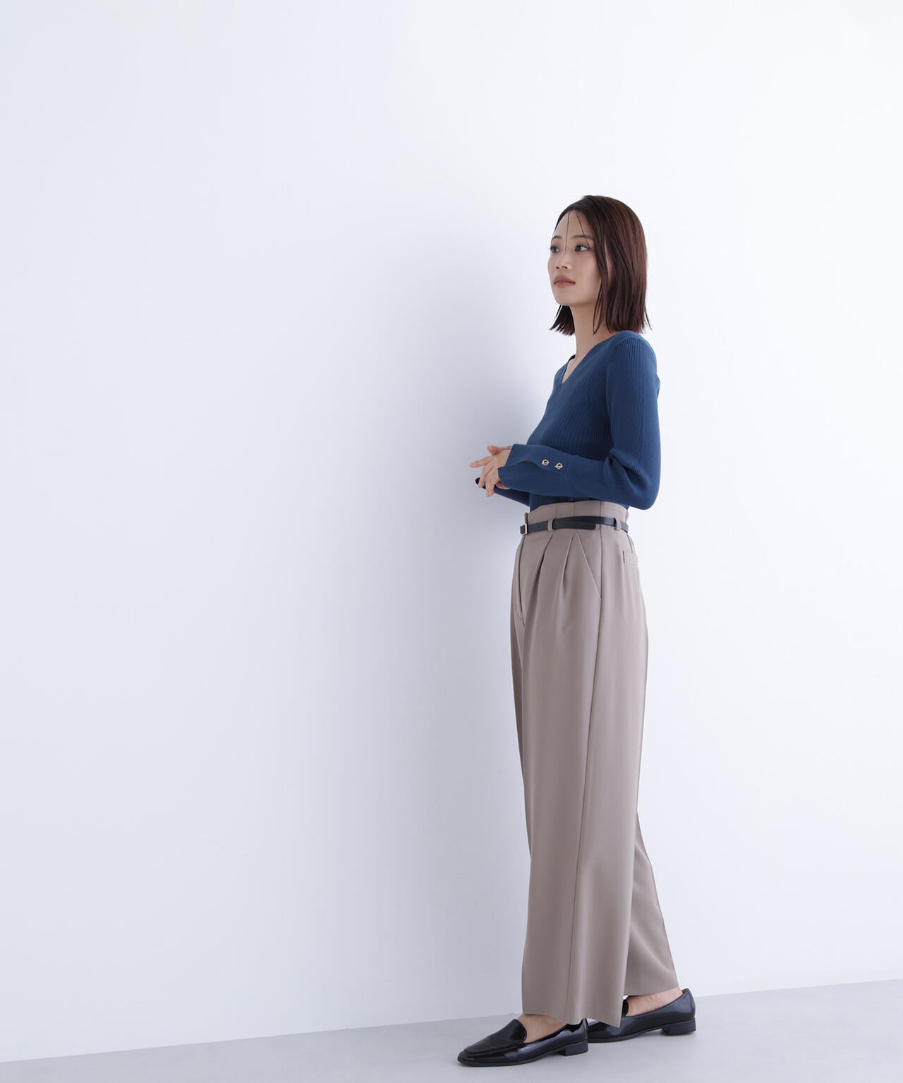 Vネックハトメスリーブリブニット