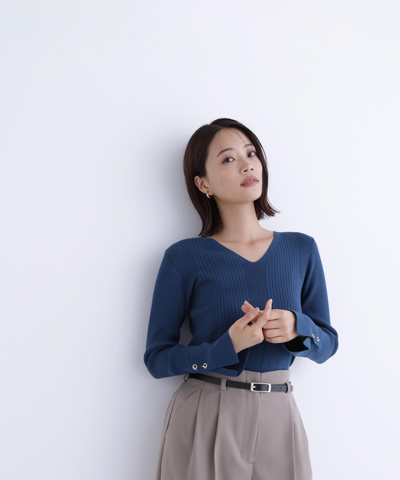 Vネックハトメスリーブリブニット